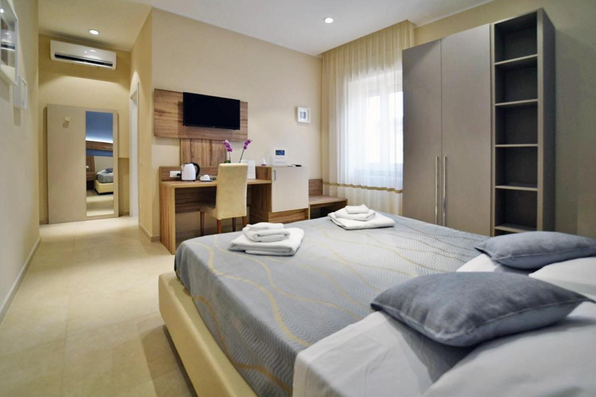 Double Room with Private Bathroom - Photo 10