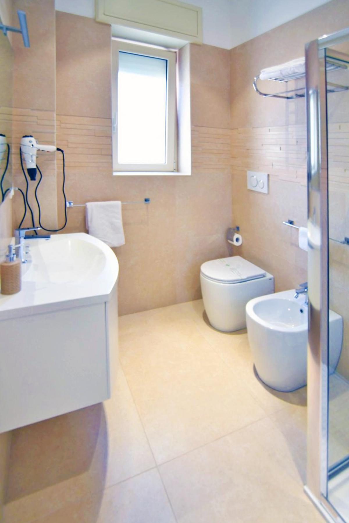 Double Room with Private Bathroom - Photo 11
