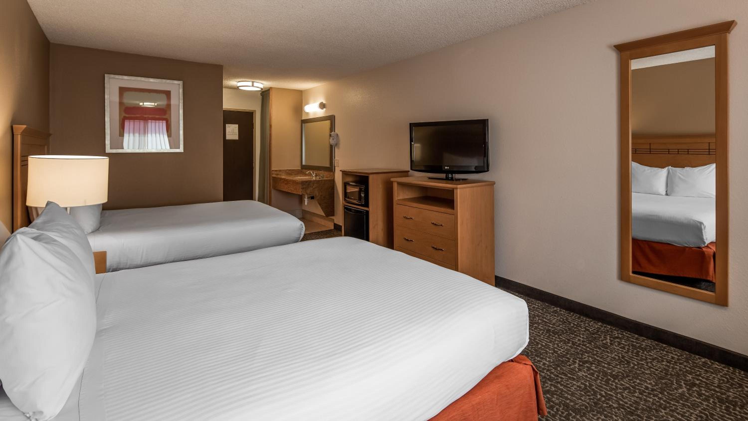 Queen Room with Two Queen Beds - Non-Smoking - Photo 7
