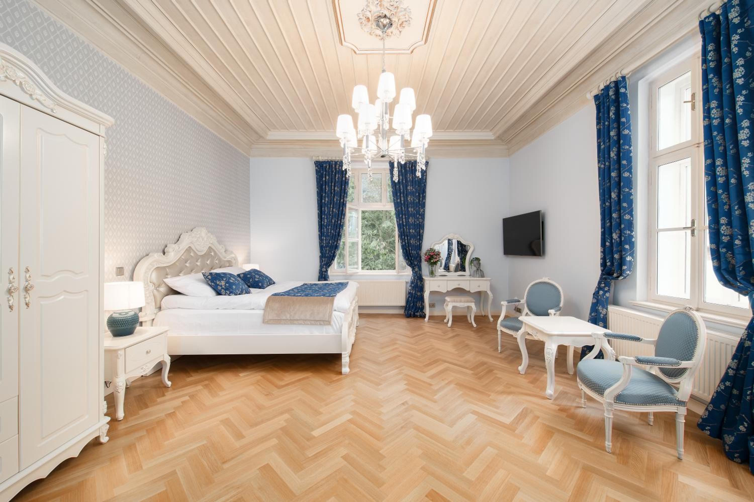 Large Double Room photo 1