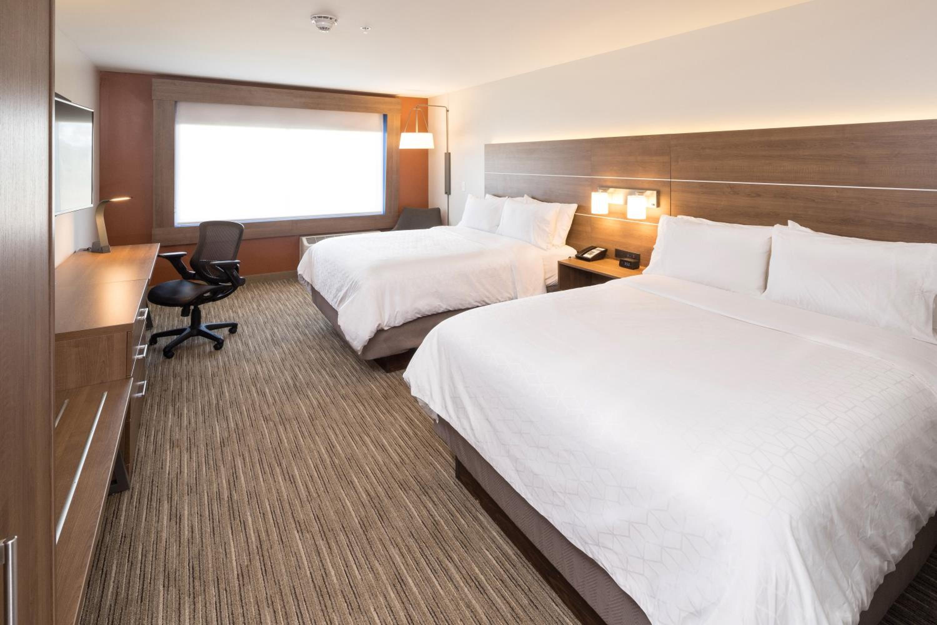 Standard Room with Two Queen Beds photo 3