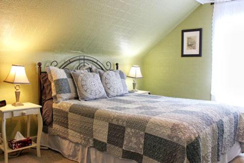 Deluxe Queen Suite