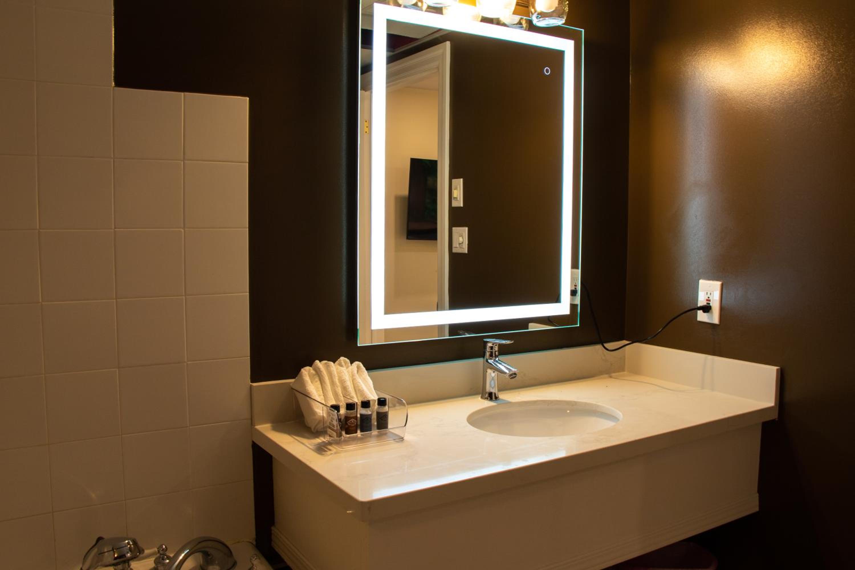 Deluxe King Room - Photo 2