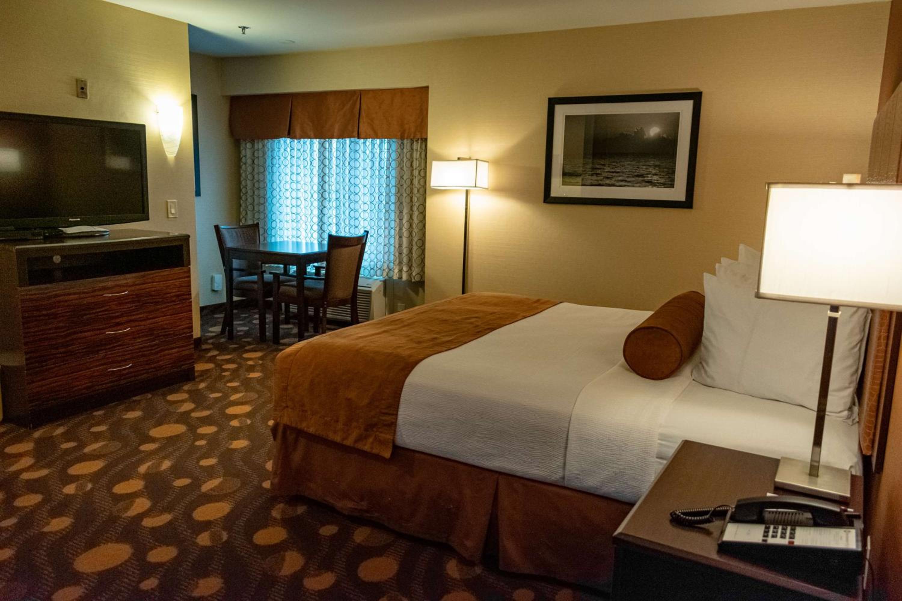 King Suite with Sofa Bed - Non-Smoking - Photo 1