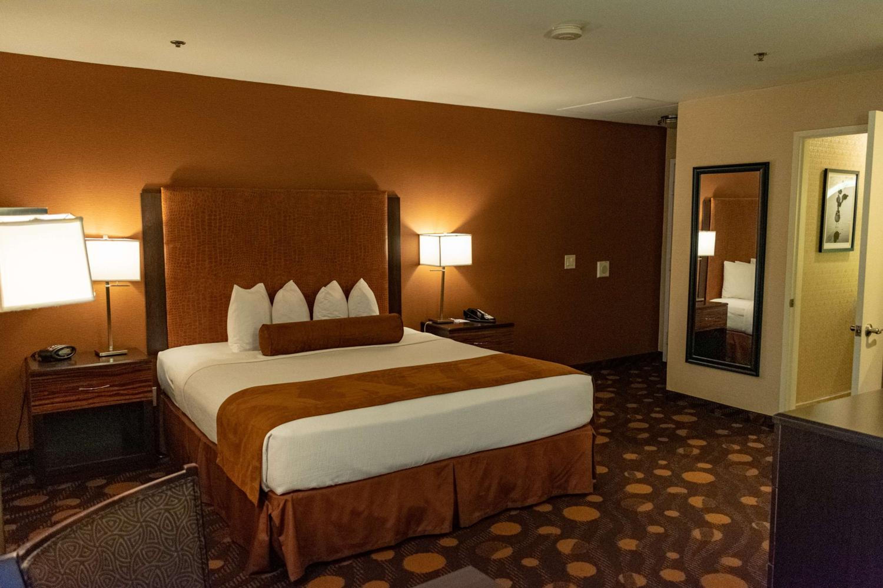 King Room - Non-Smoking - Photo 1