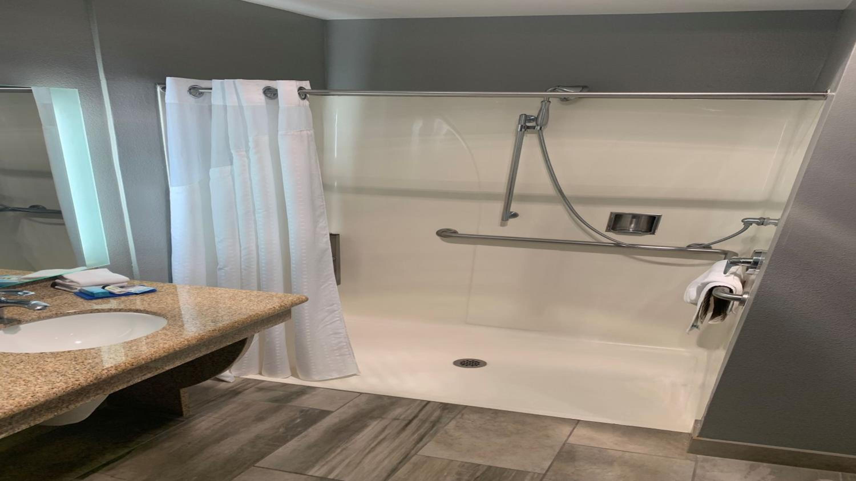 King Room - Mobility Access/Hearing Accessible - Photo 3