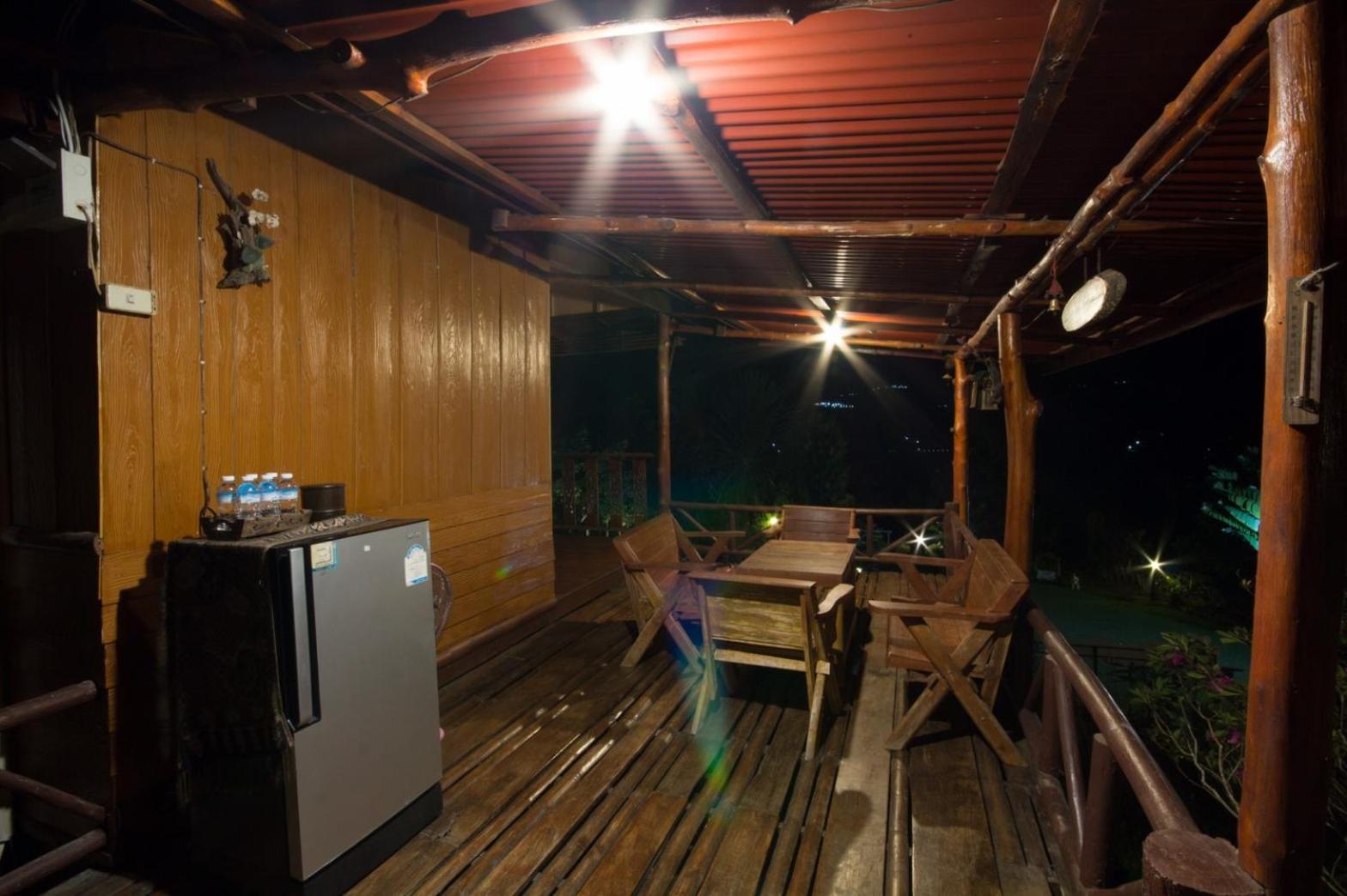 Family Room with Mountain View - Photo 3