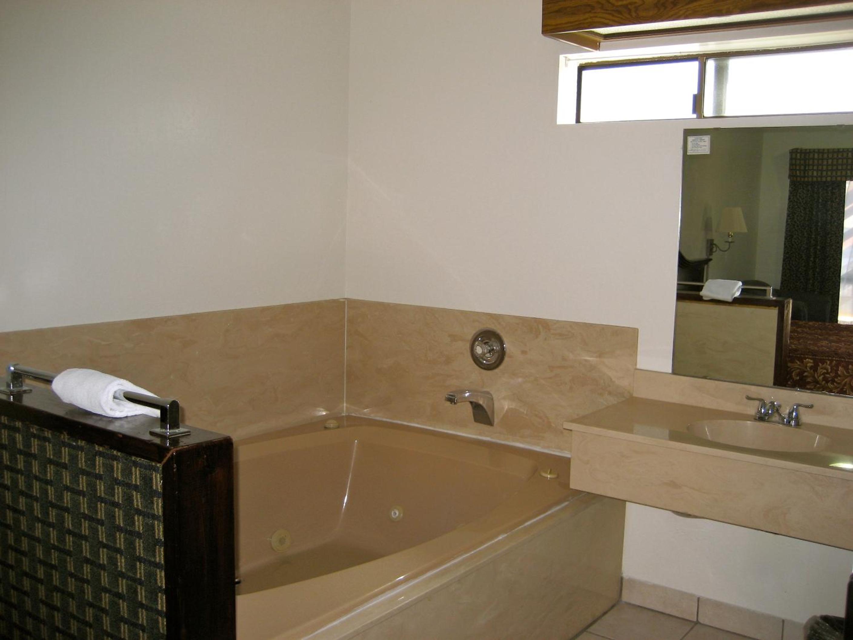 King Room with Spa Bath - Non-Smoking - Photo 4