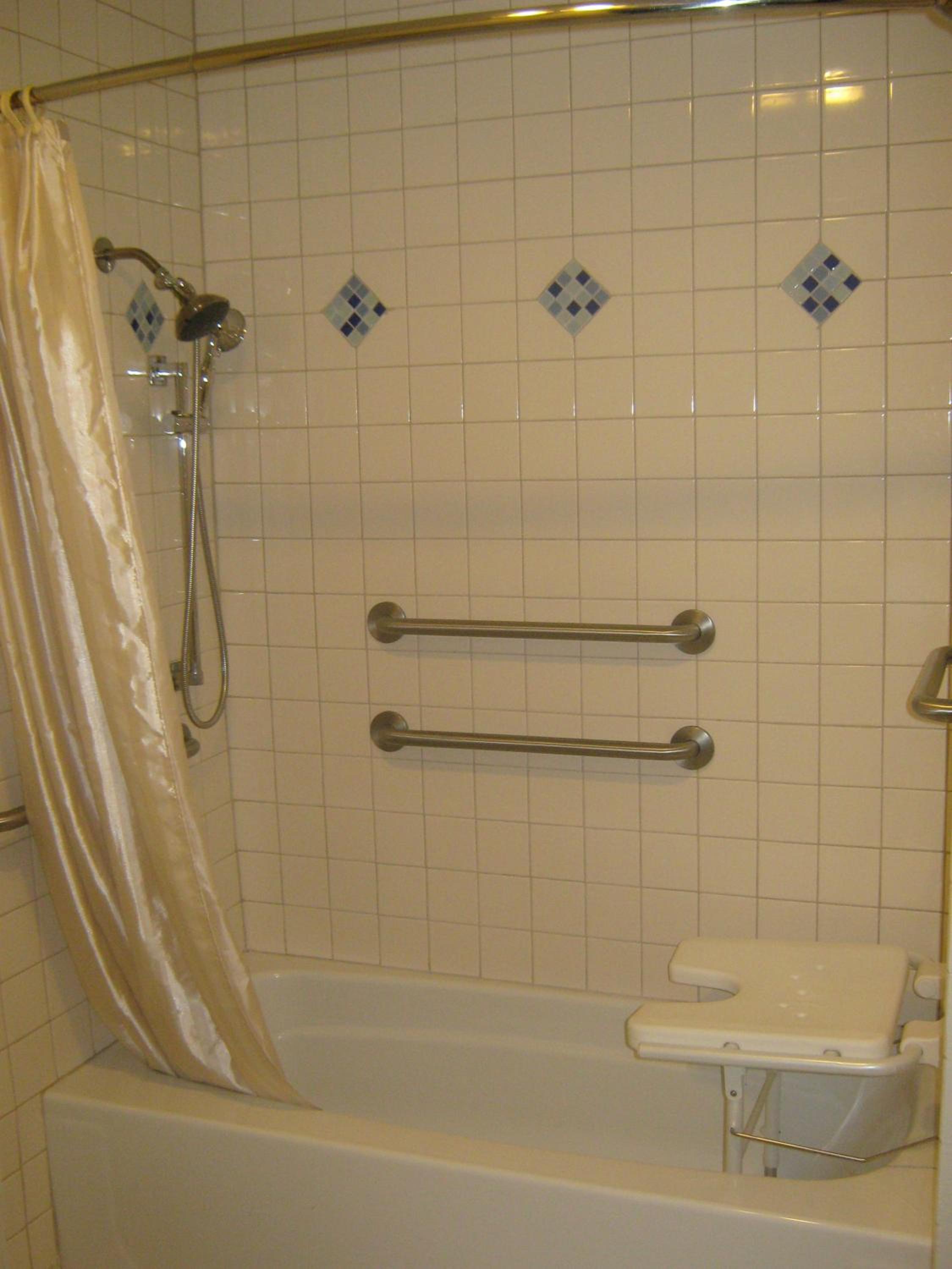 Queen Room with Two Queen Beds - Non-Smoking - Photo 4