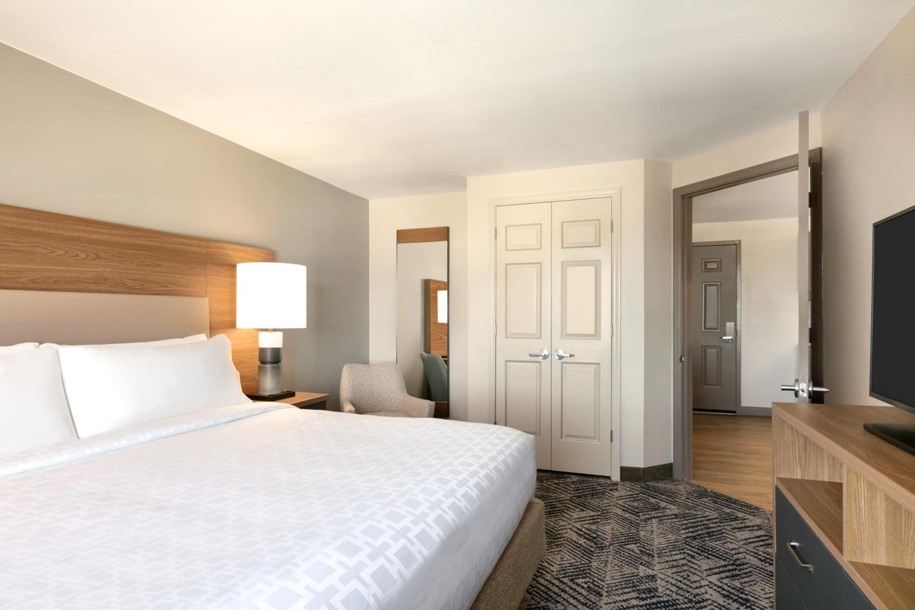 One-Bedroom Suite - Photo 2