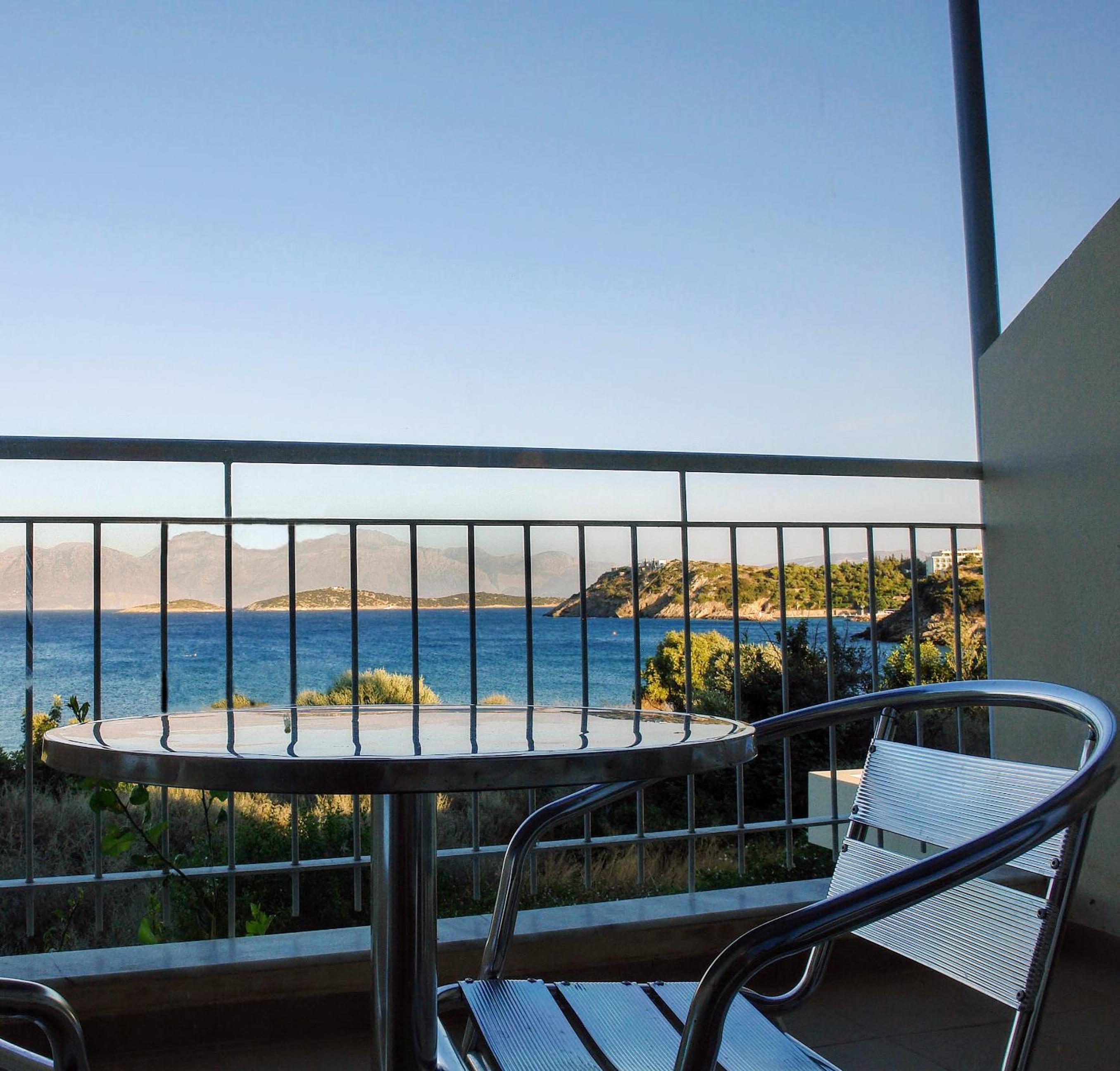 Two-bedroom Apartment with Sea View Upper Floor photo 2