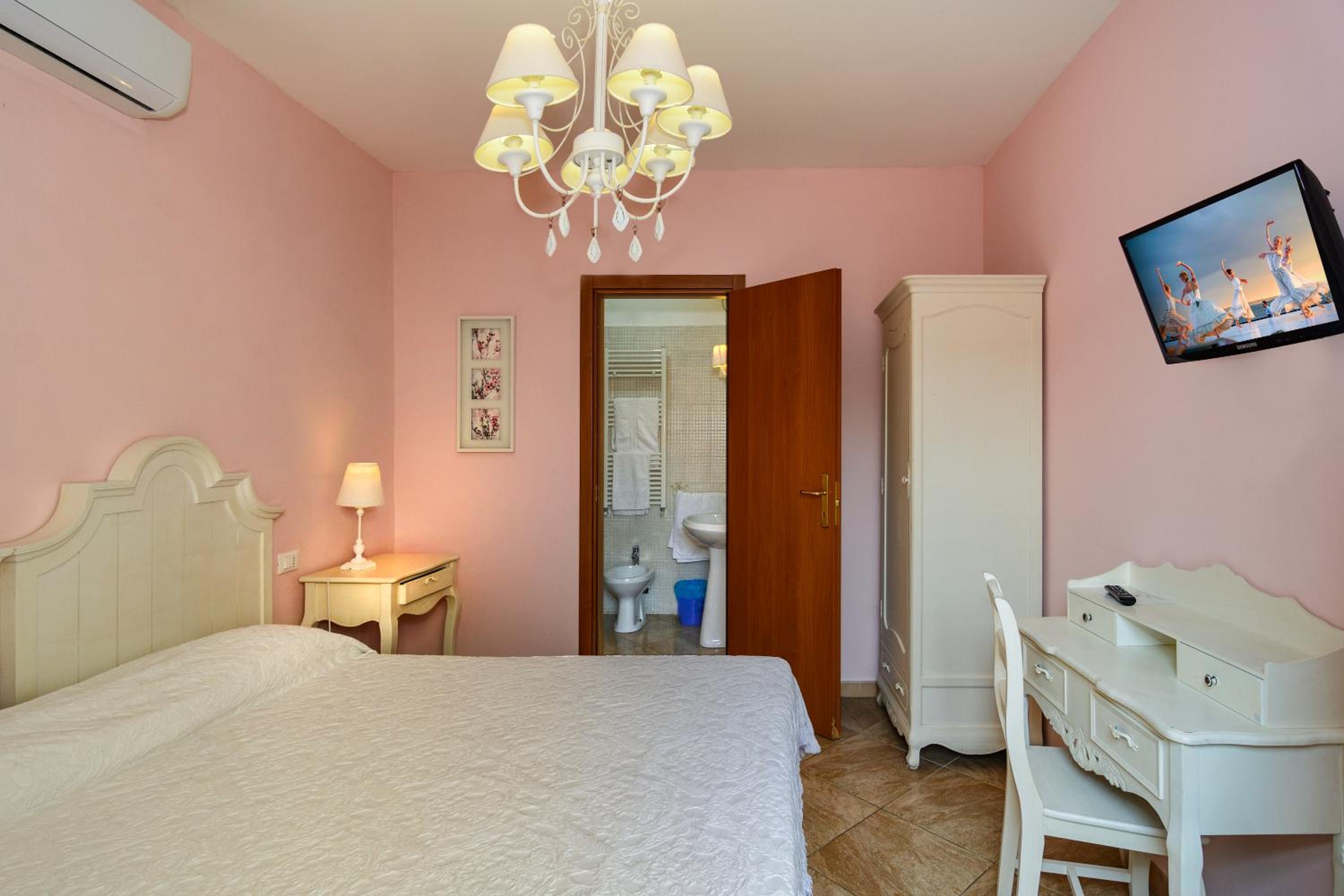 Double Room - Photo 11