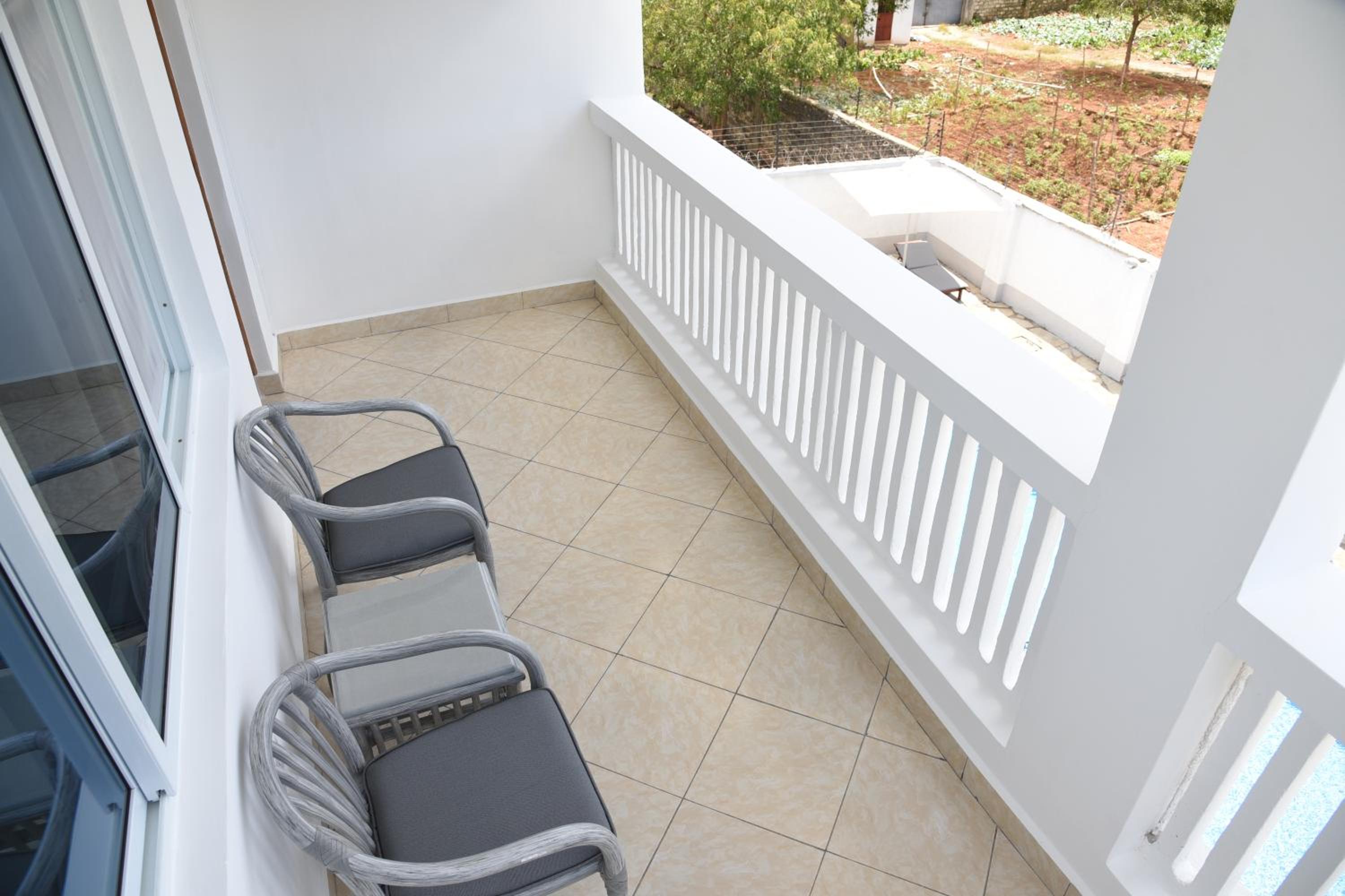 One-Bedroom Apartment - Photo 2