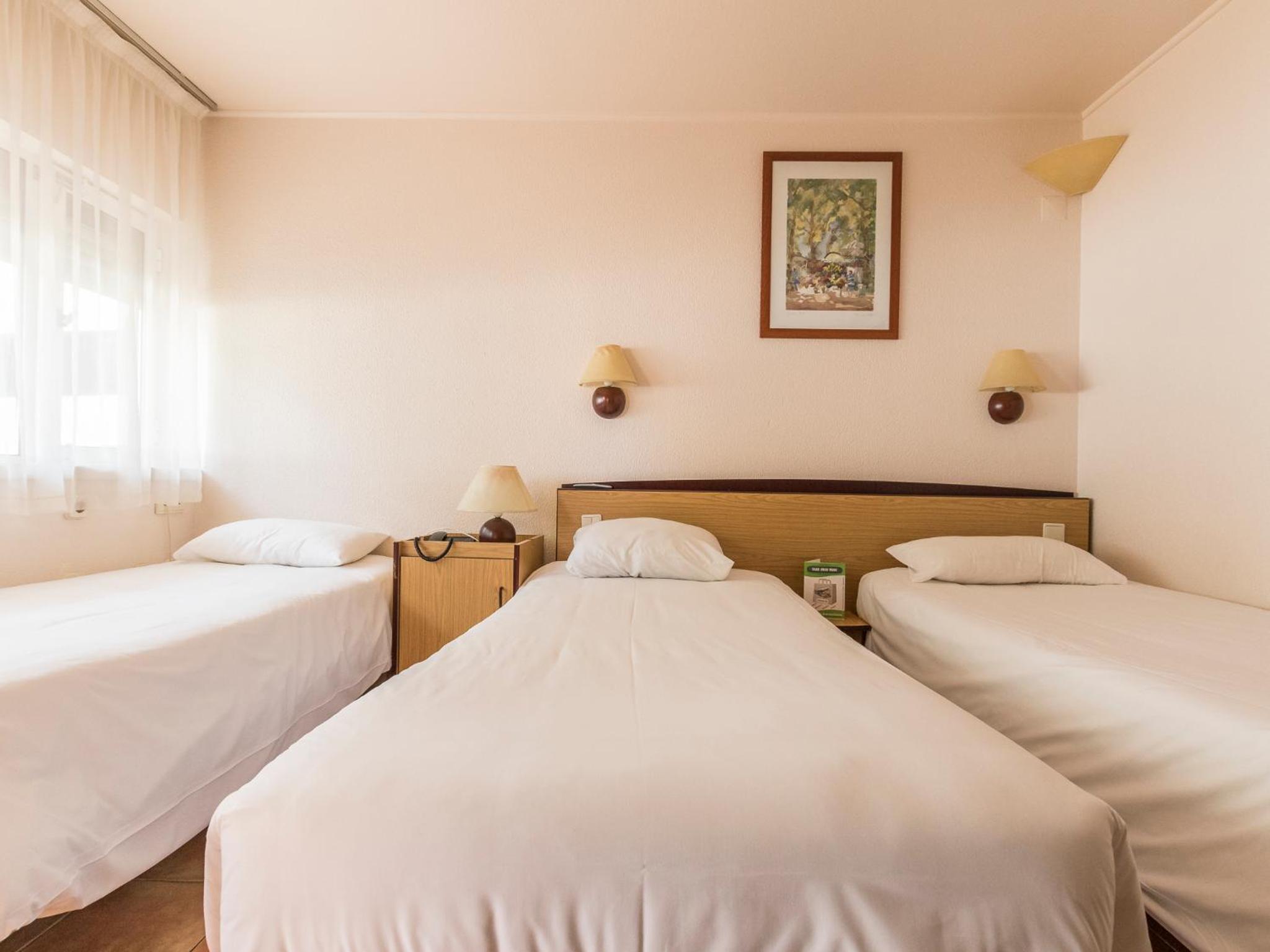Twin Room (2 Adults + 1 Child)