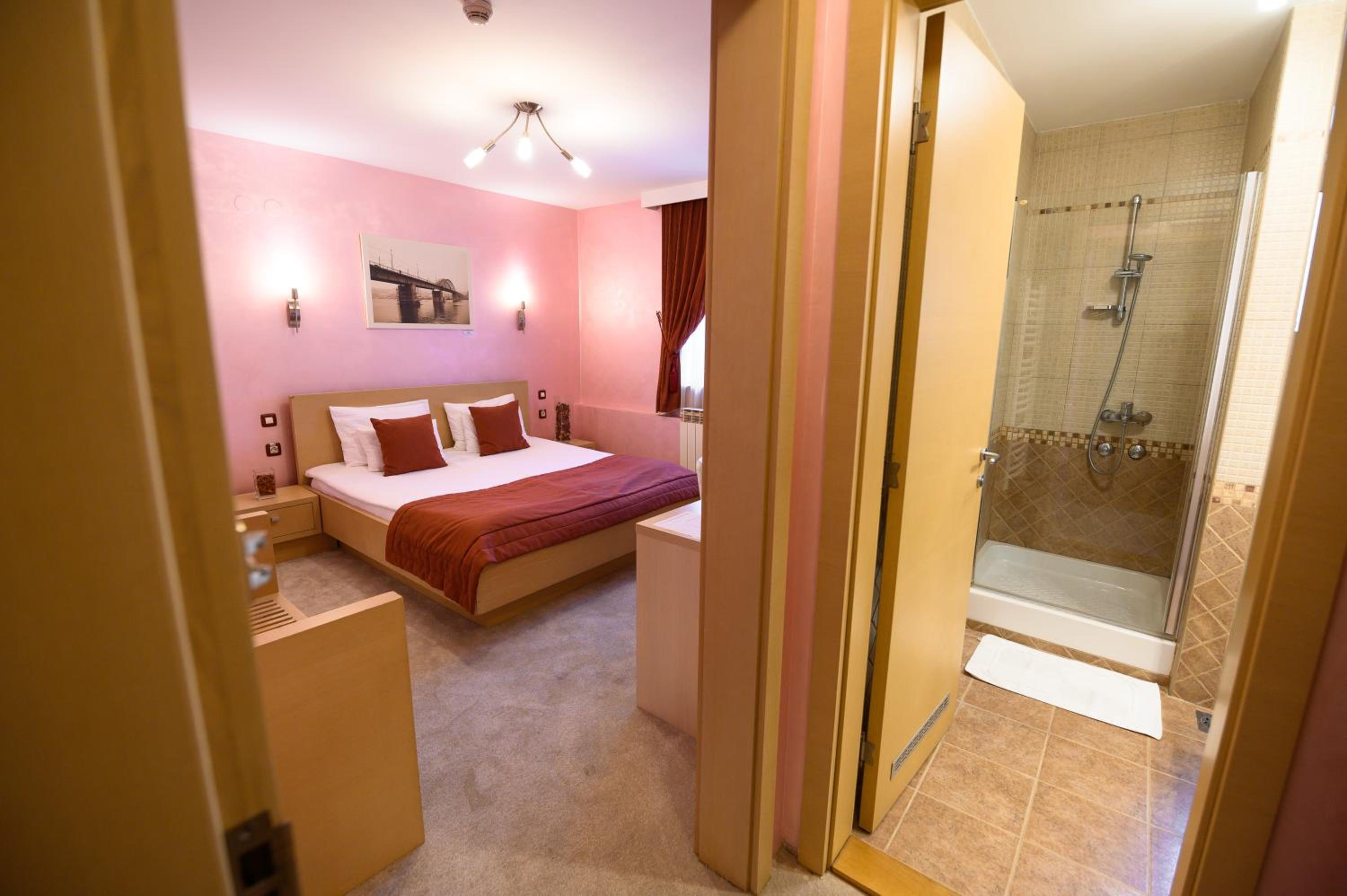Standard Double Room - Photo 11