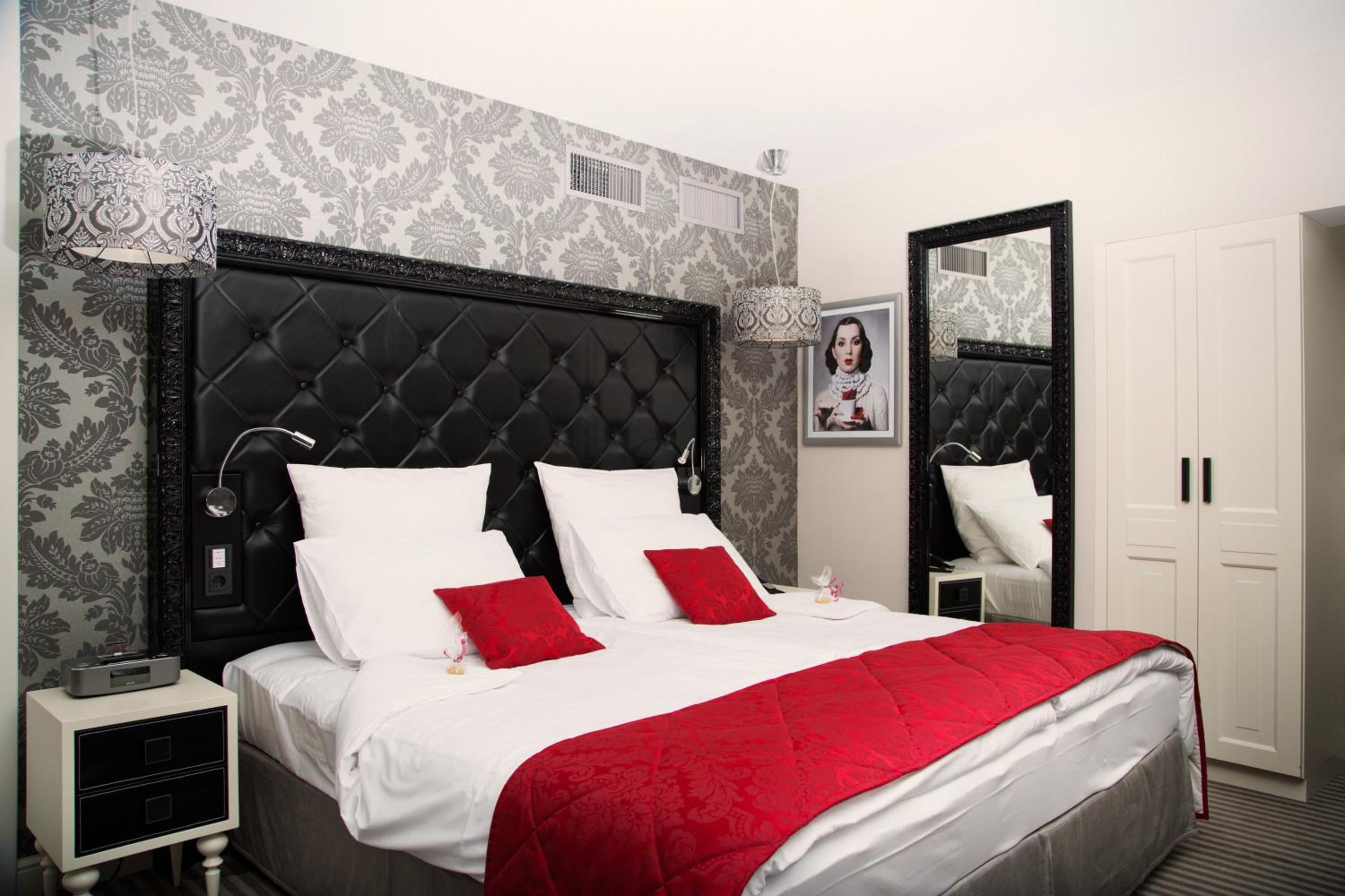 Suite with Balcony - Photo 2