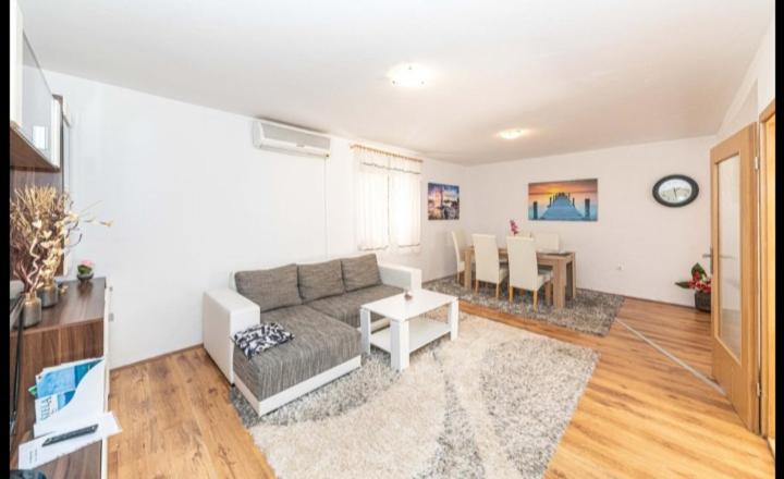 Apartment with Sea View - Photo 6
