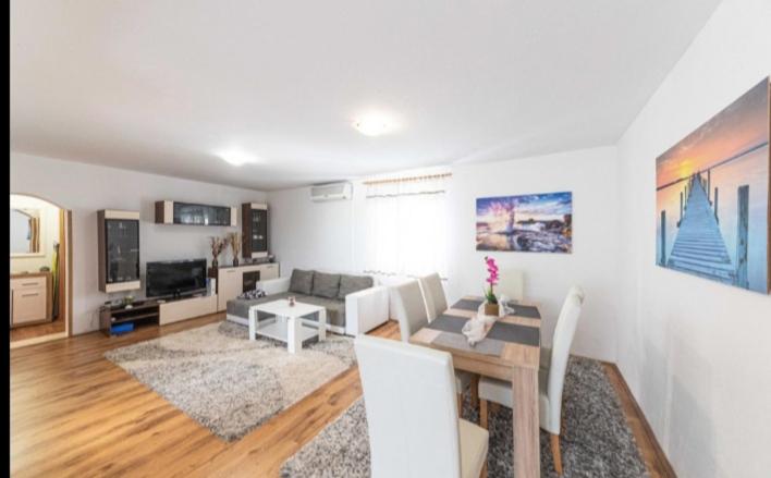 Apartment with Sea View - Photo 5