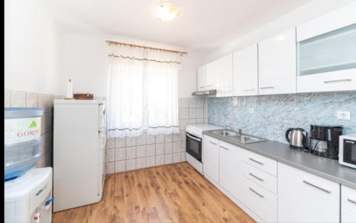 Apartment with Sea View - Photo 4
