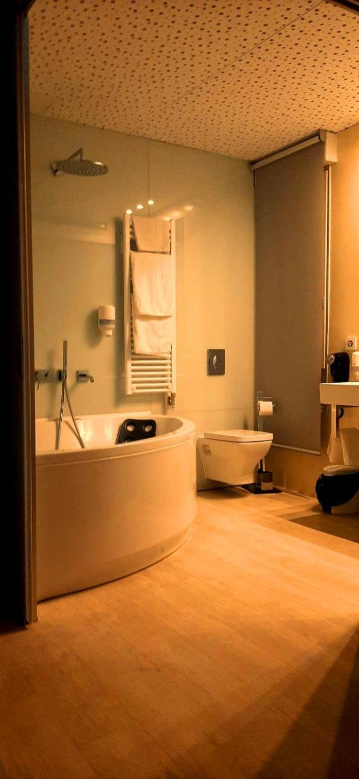 Double Room with Spa Bath - Photo 3