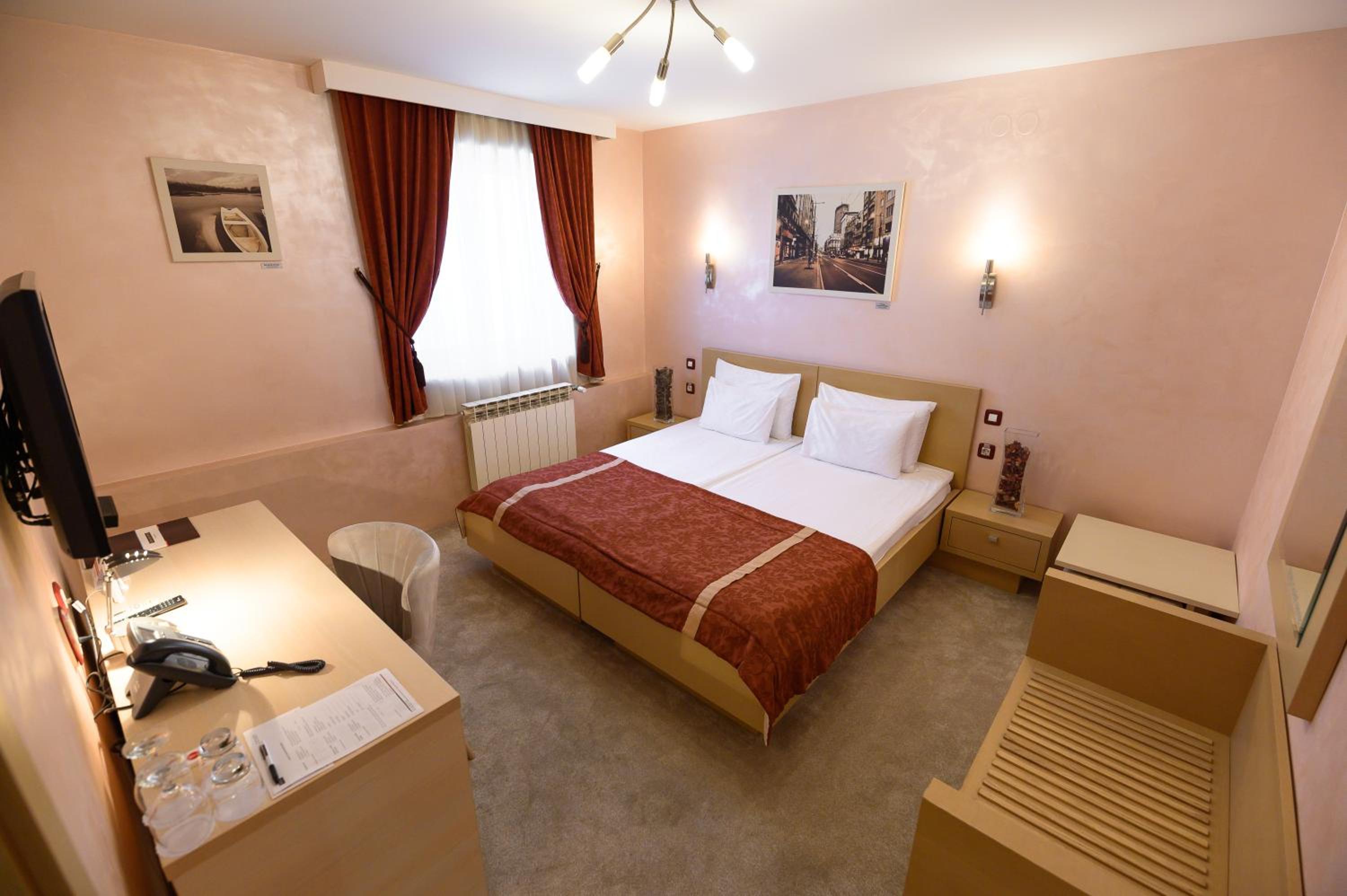 Standard Double Room - Photo 7