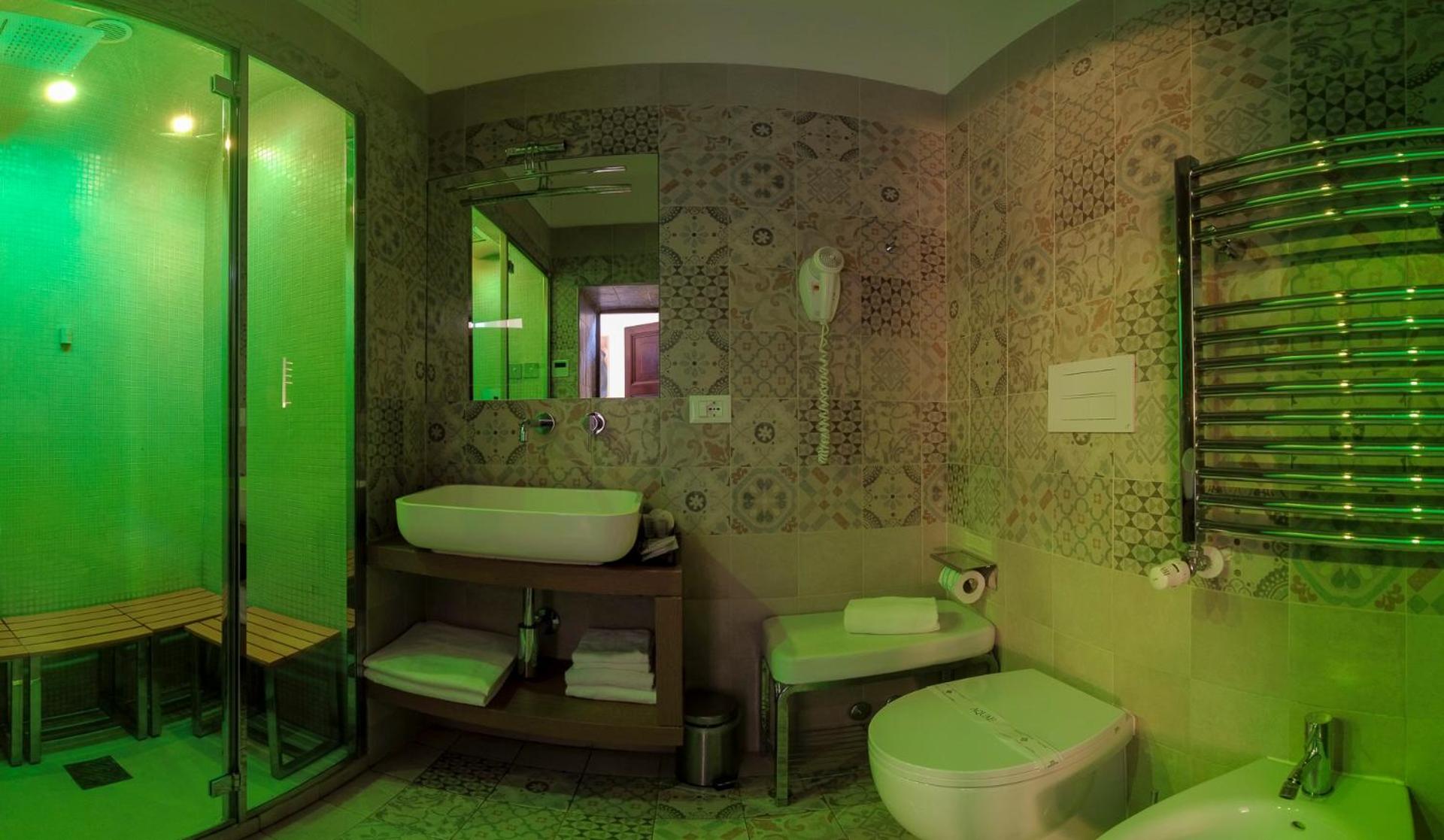 Superior Suite with Spa Bath and Steam Sauna photo 2