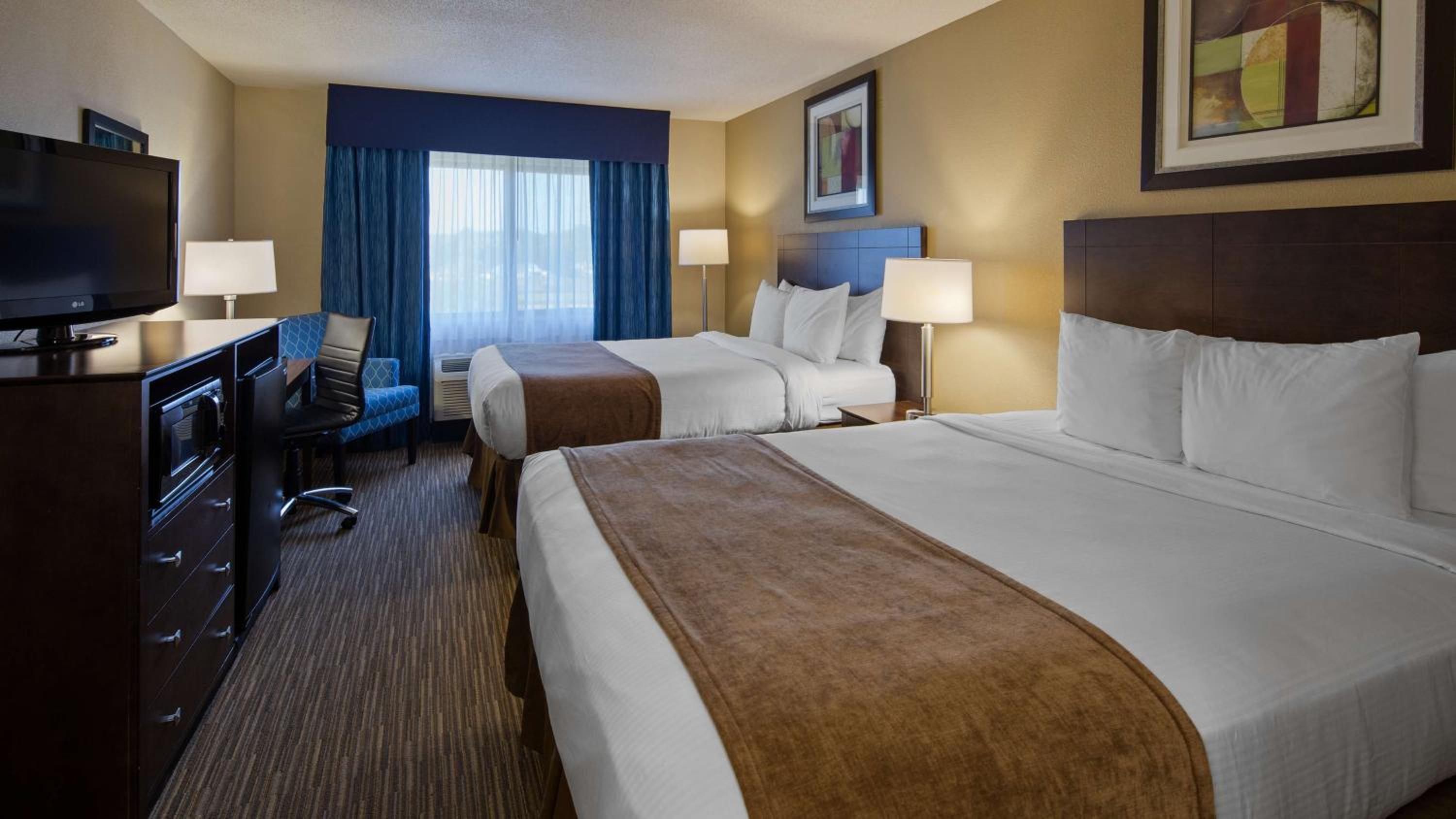 Queen Room with Two Queen Beds - Non-Smoking - Photo 1