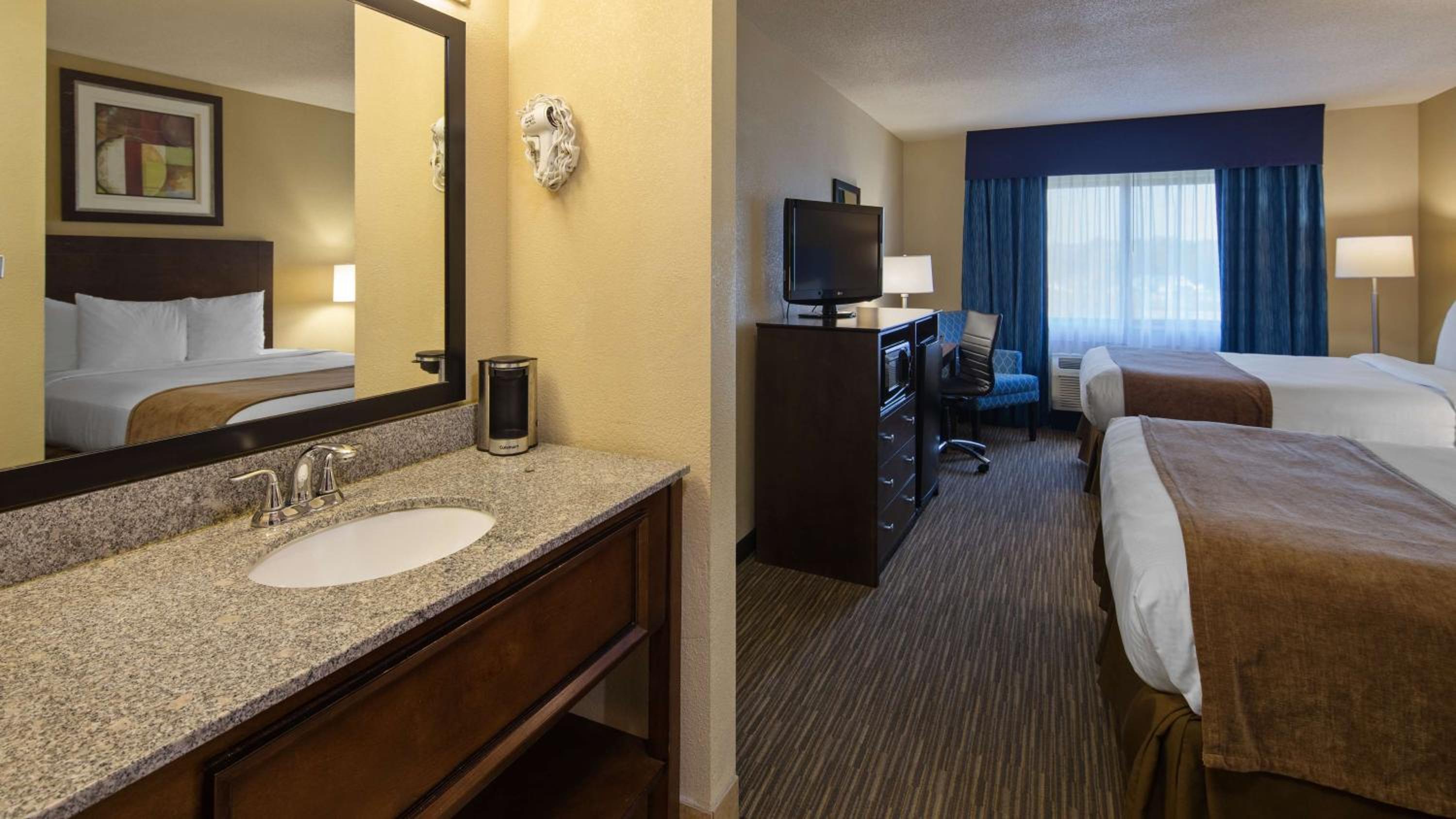 Queen Room with Two Queen Beds - Non-Smoking - Photo 2