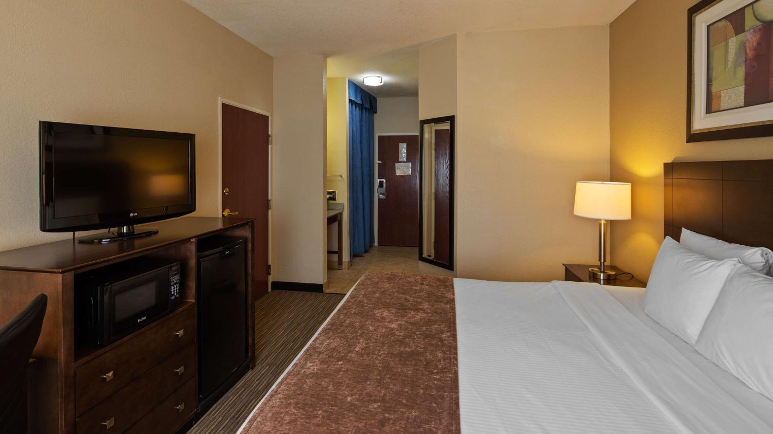 King Room with Roll-In Shower - Disability Access - Photo 6