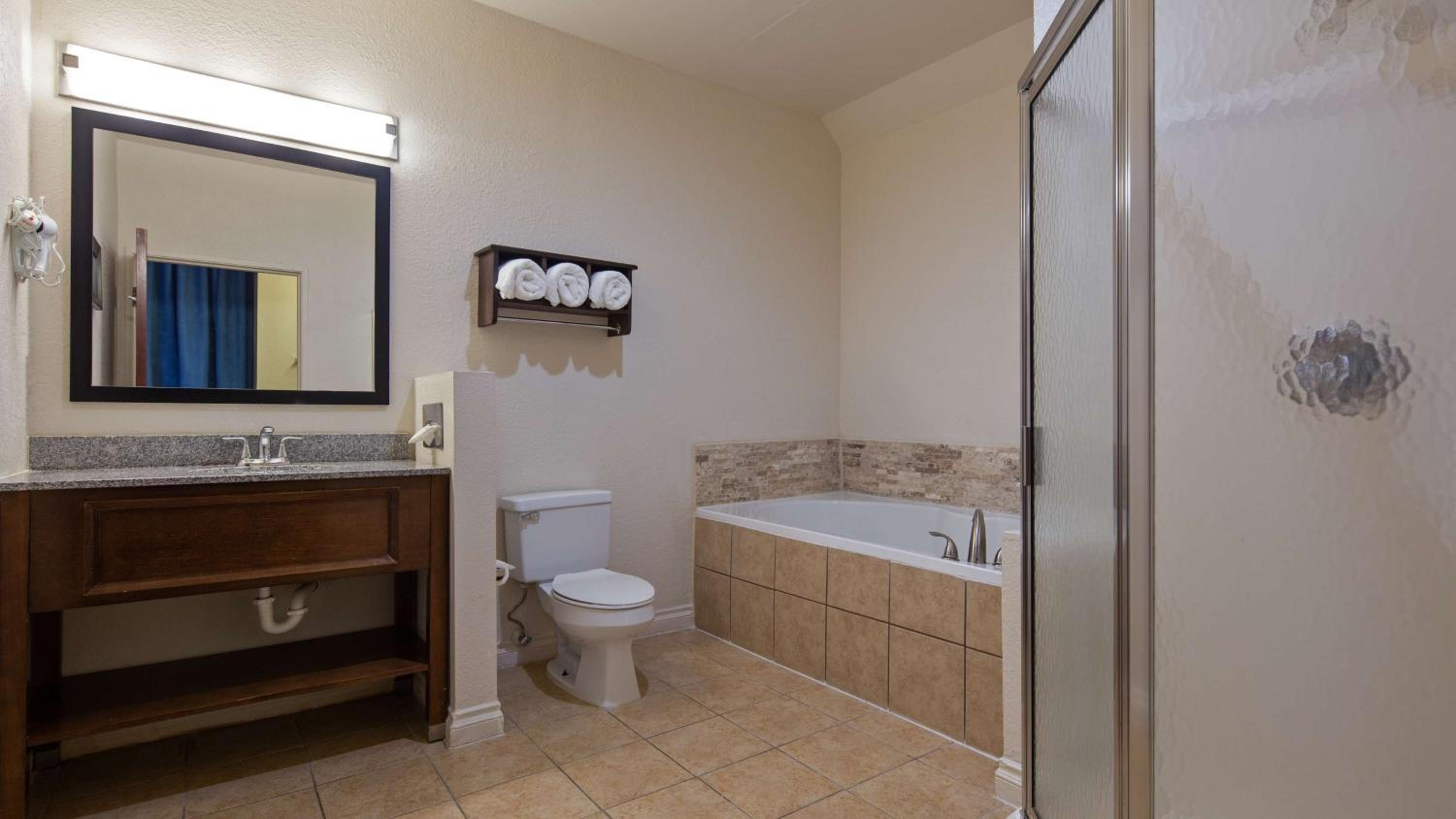 King Suite with Spa Bath - Non-Smoking - Photo 5