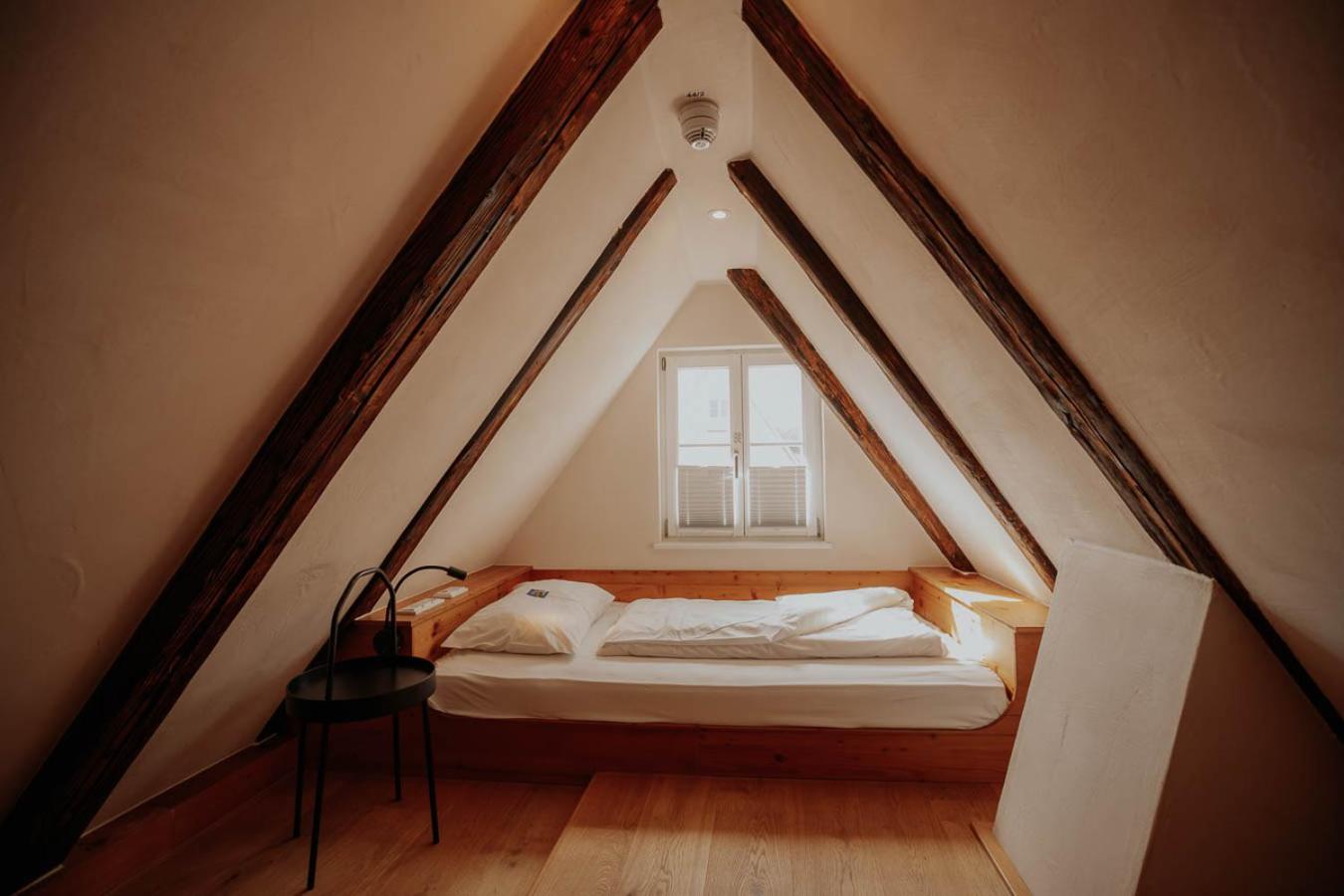 Small studio apartment photo 1