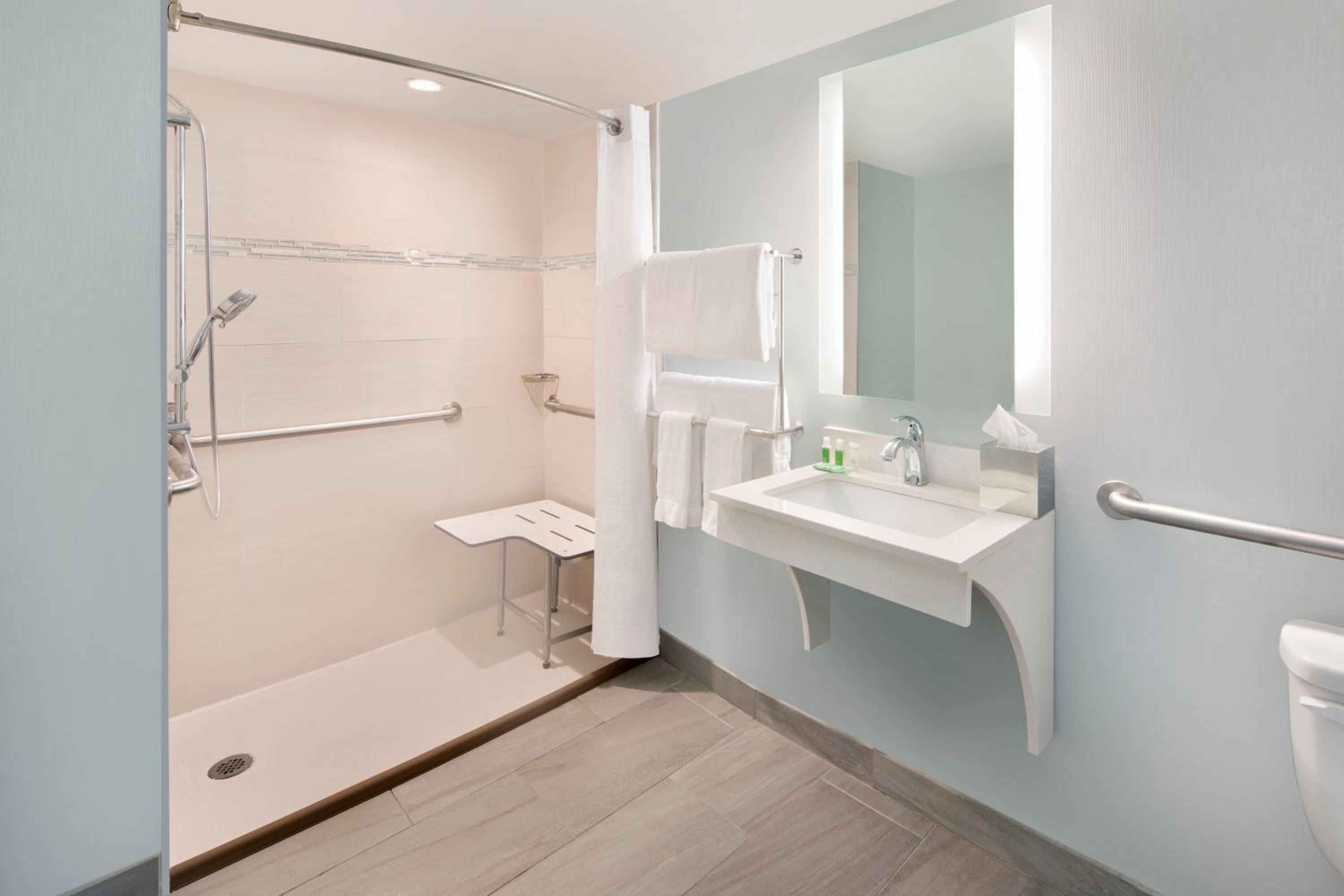 Standard King Room with Two King Beds and Accessible Roll-In Shower - Photo 4