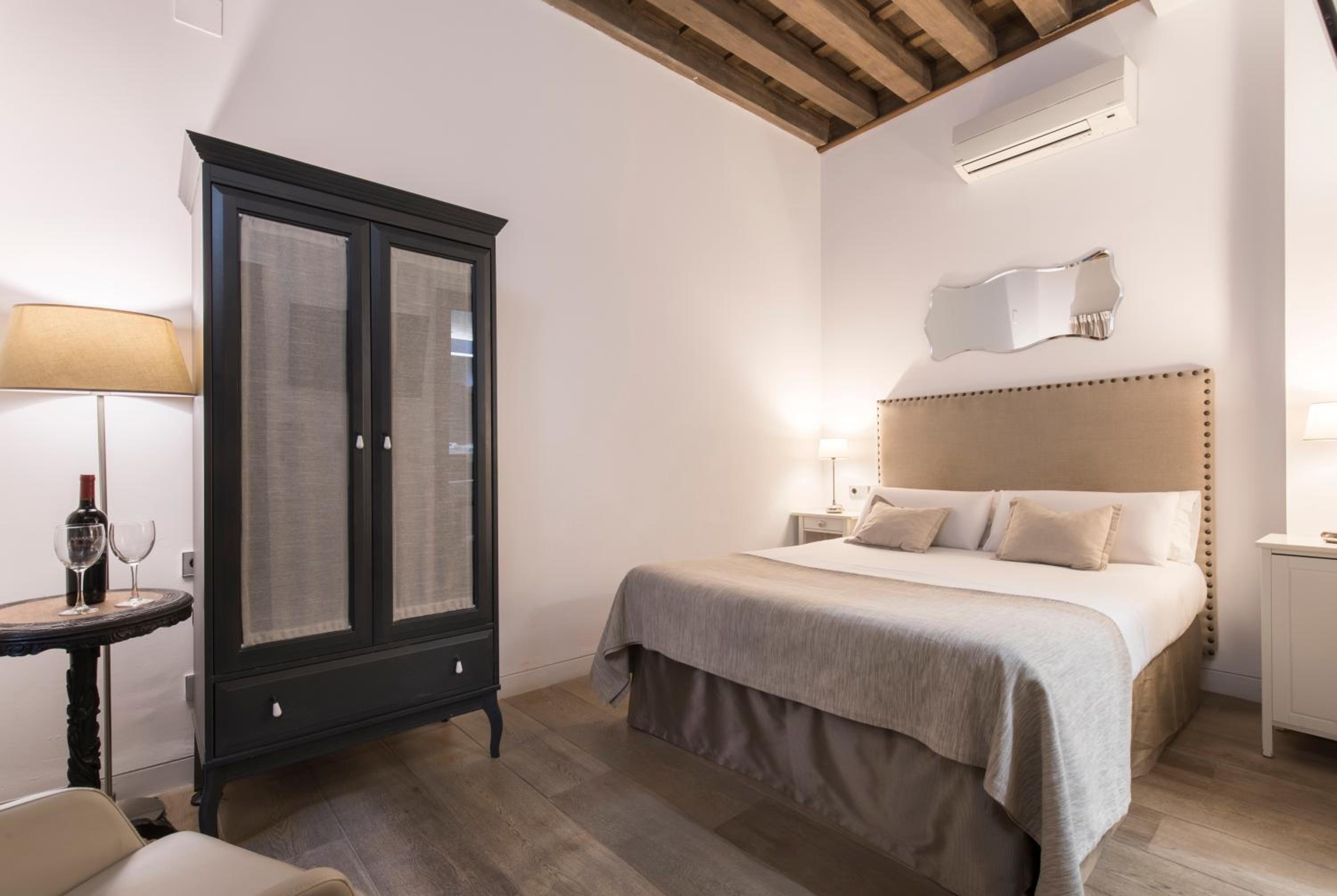 Double or Twin Room with interior patio view - Photo 5