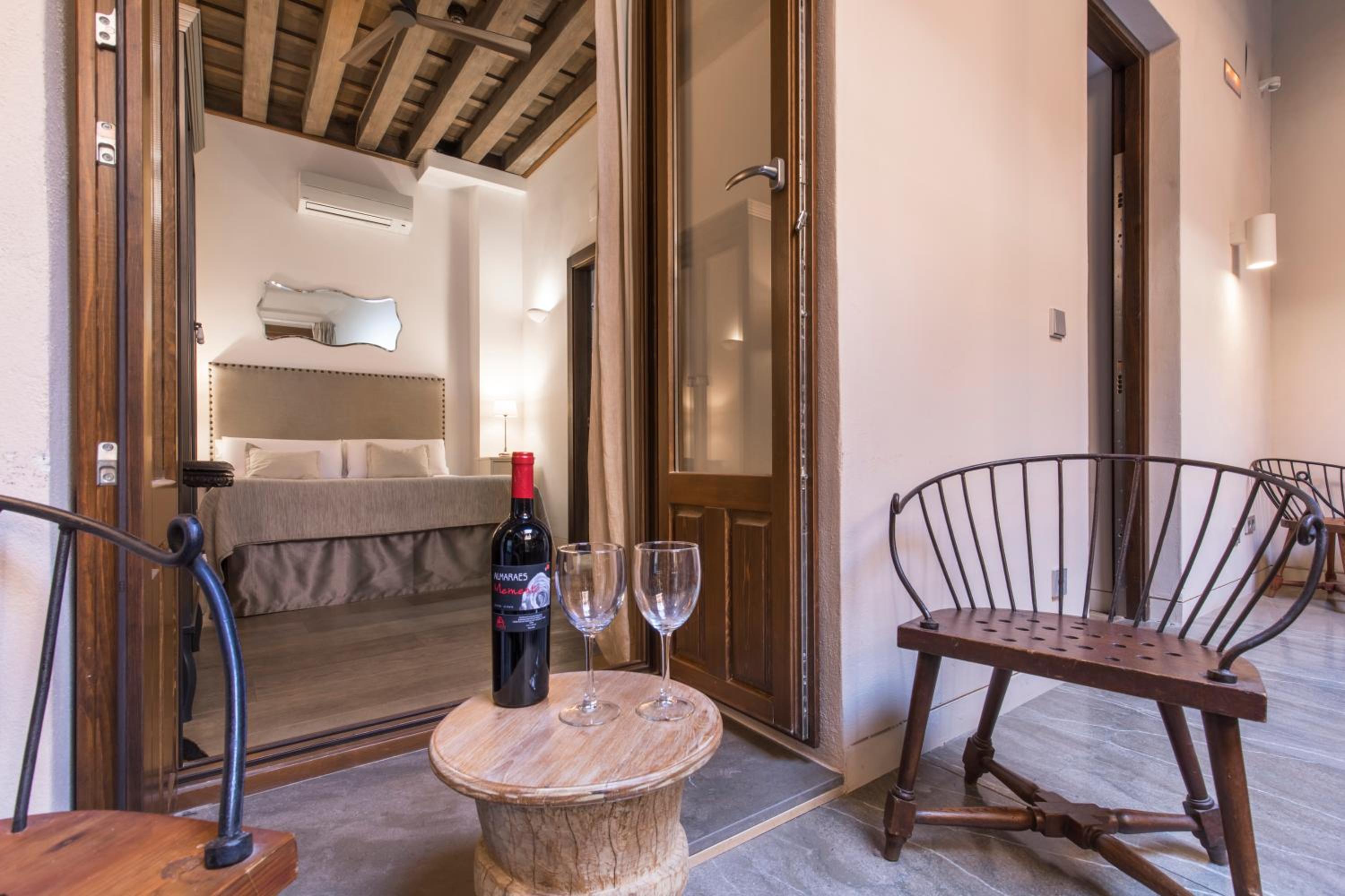 Double or Twin Room with interior patio view - Photo 3
