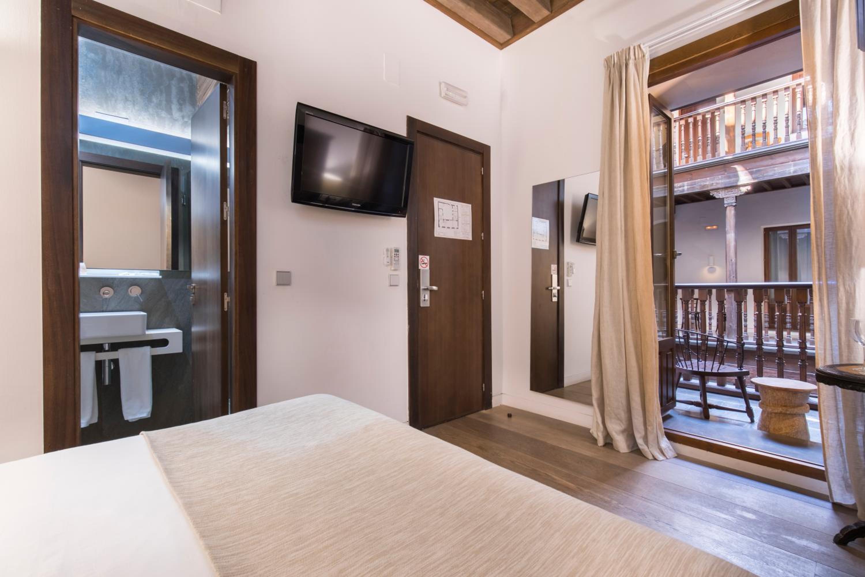 Double or Twin Room with interior patio view - Photo 4