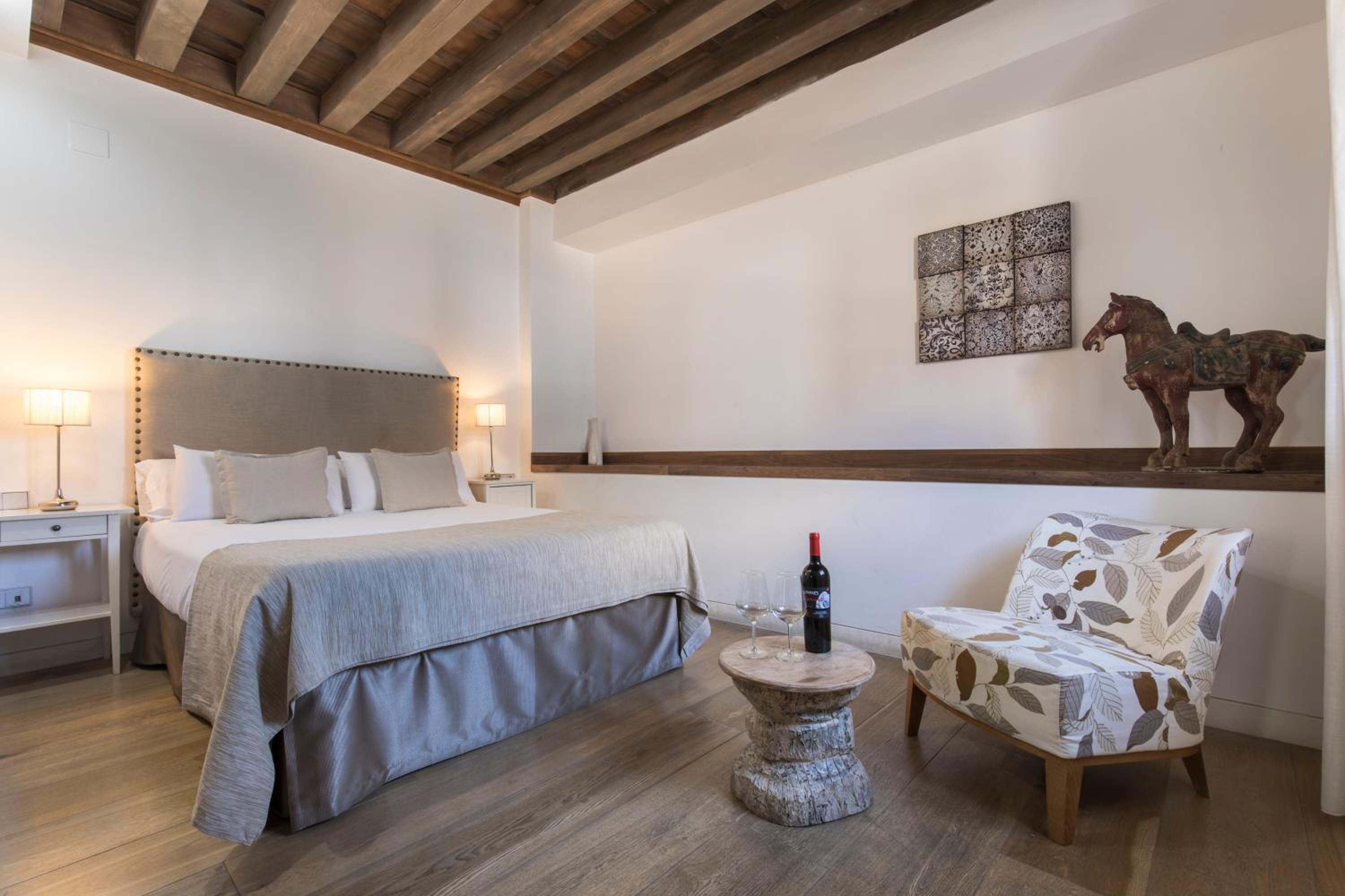 Double or Twin Room with interior patio view - Photo 2