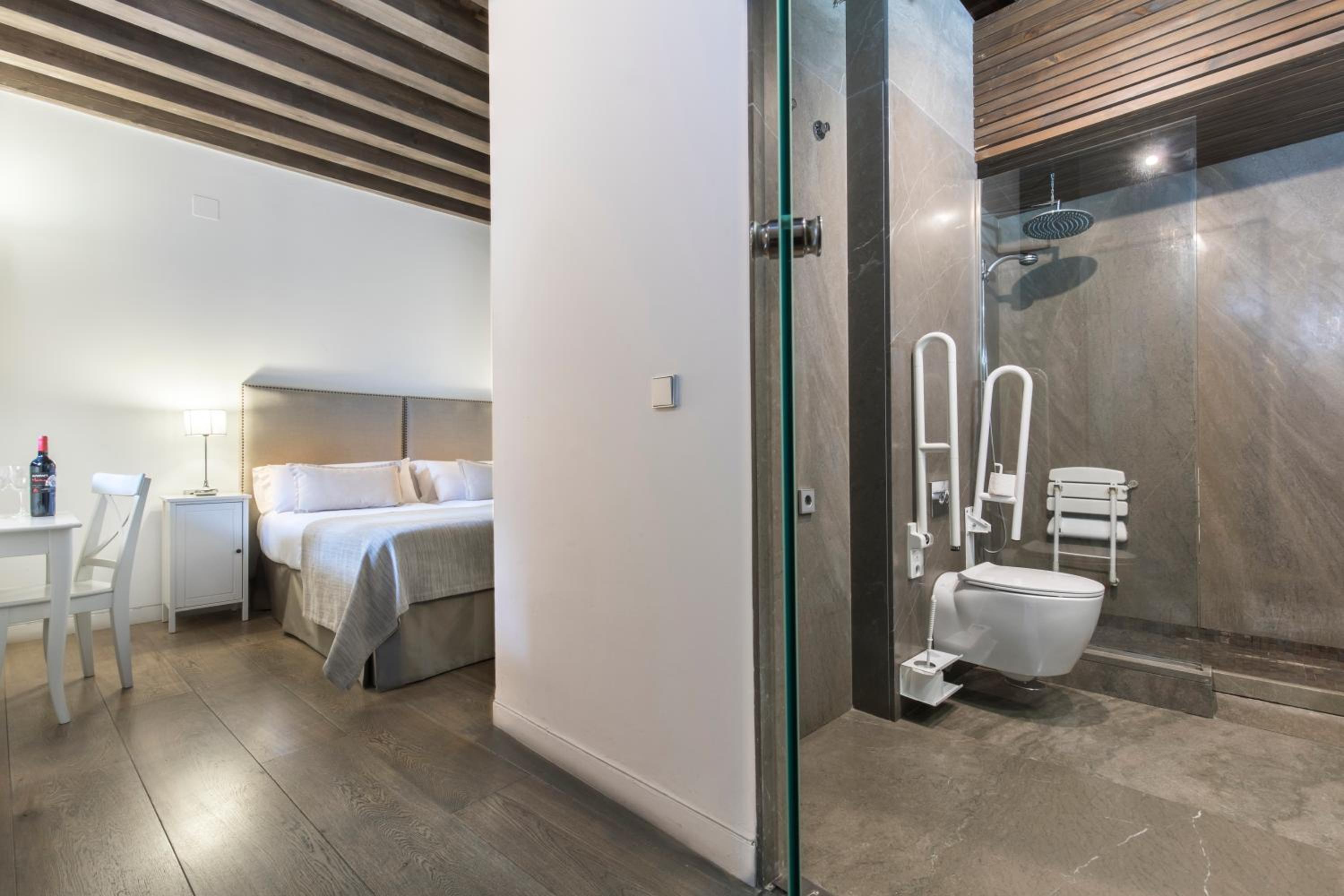 Double or Twin Room with interior patio view - Photo 17