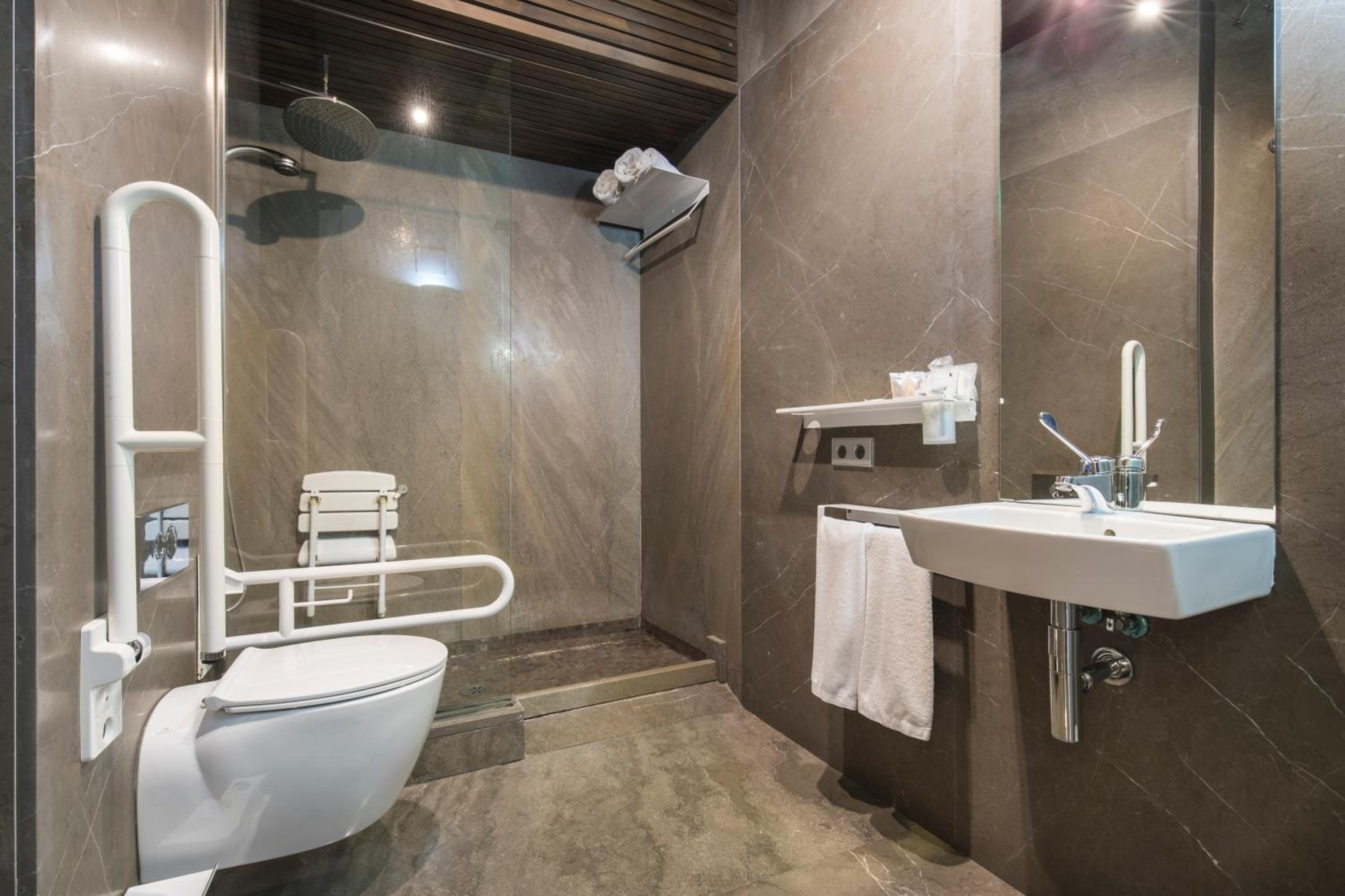 Double or Twin Room with interior patio view - Photo 16