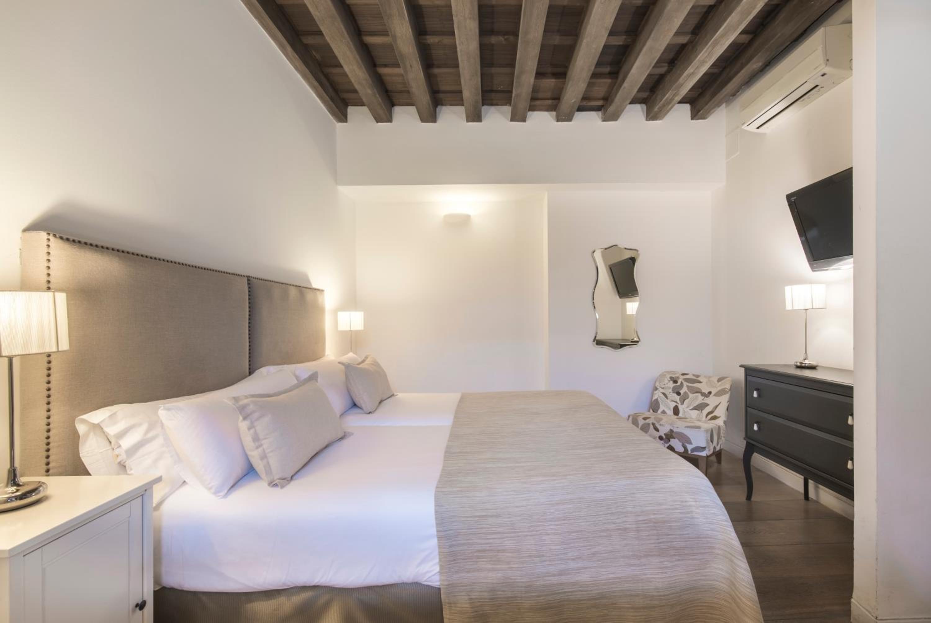 Double or Twin Room with interior patio view - Photo 12