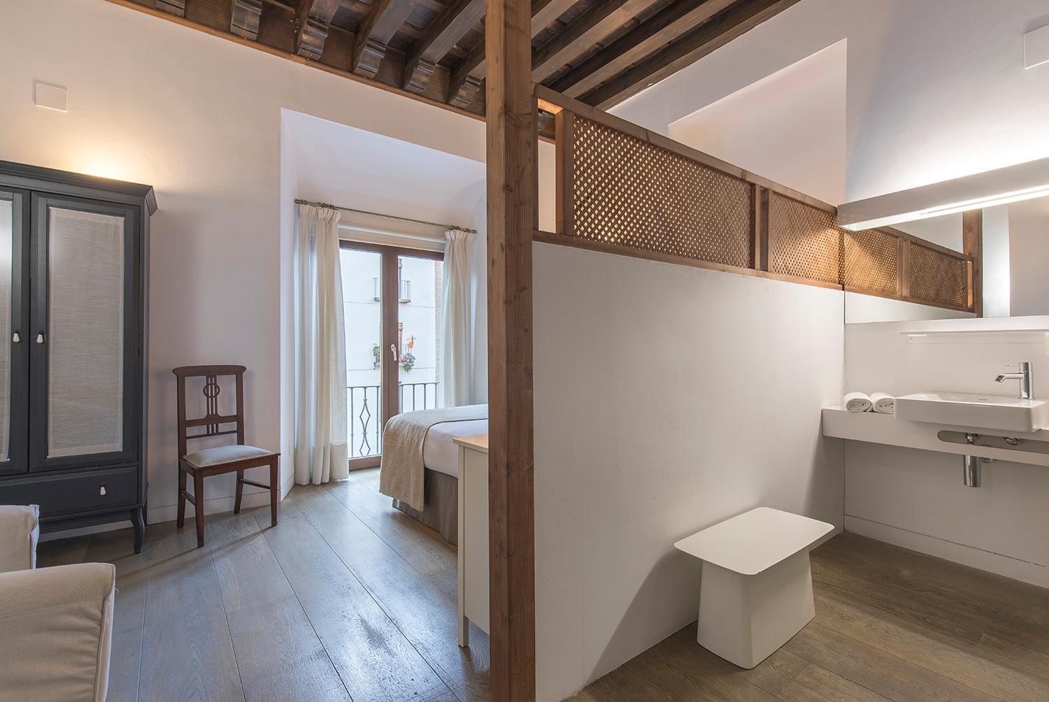 Superior Double or Twin Room with  with Alhambra View - Photo 2
