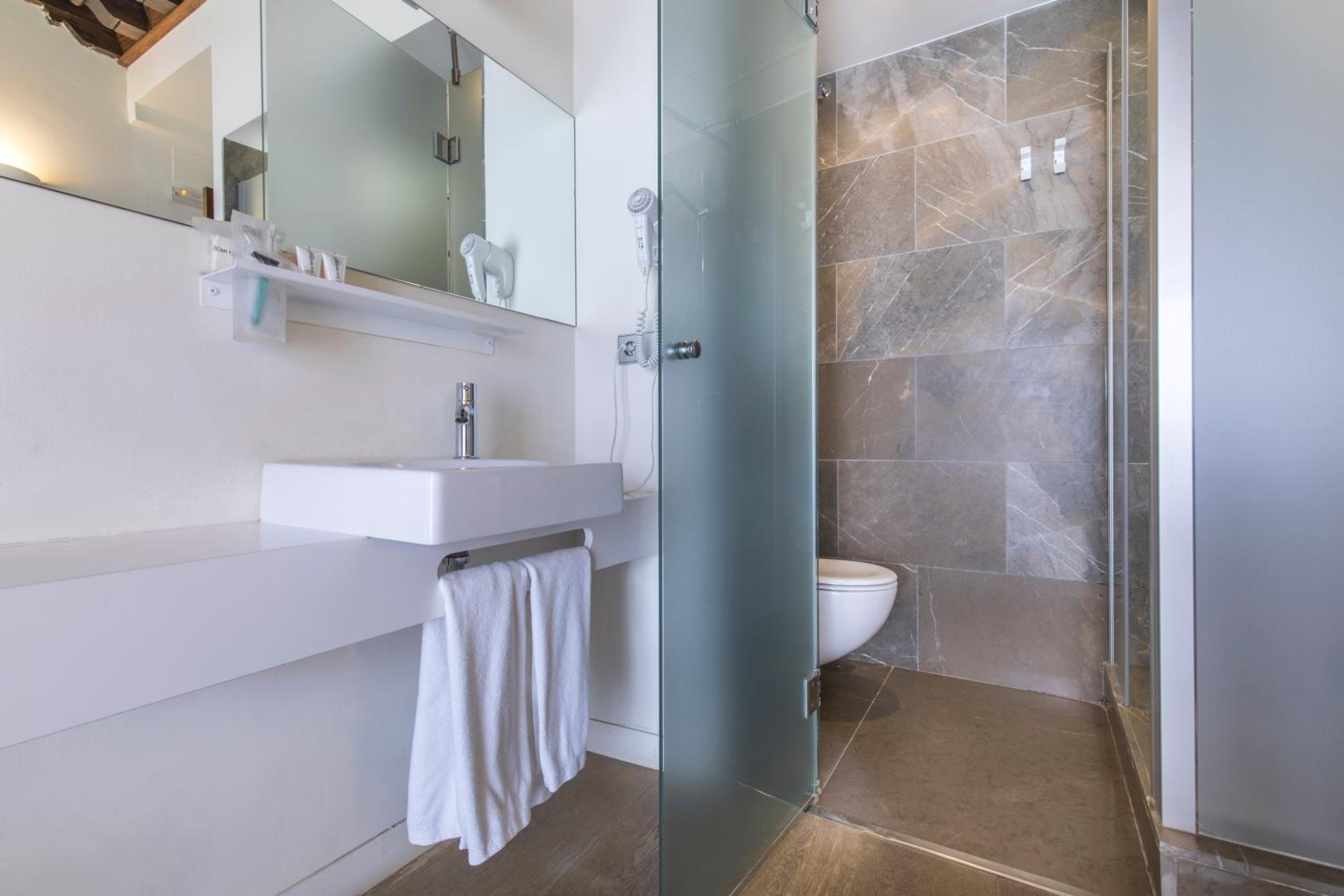Superior Double or Twin Room with  with Alhambra View - Photo 9
