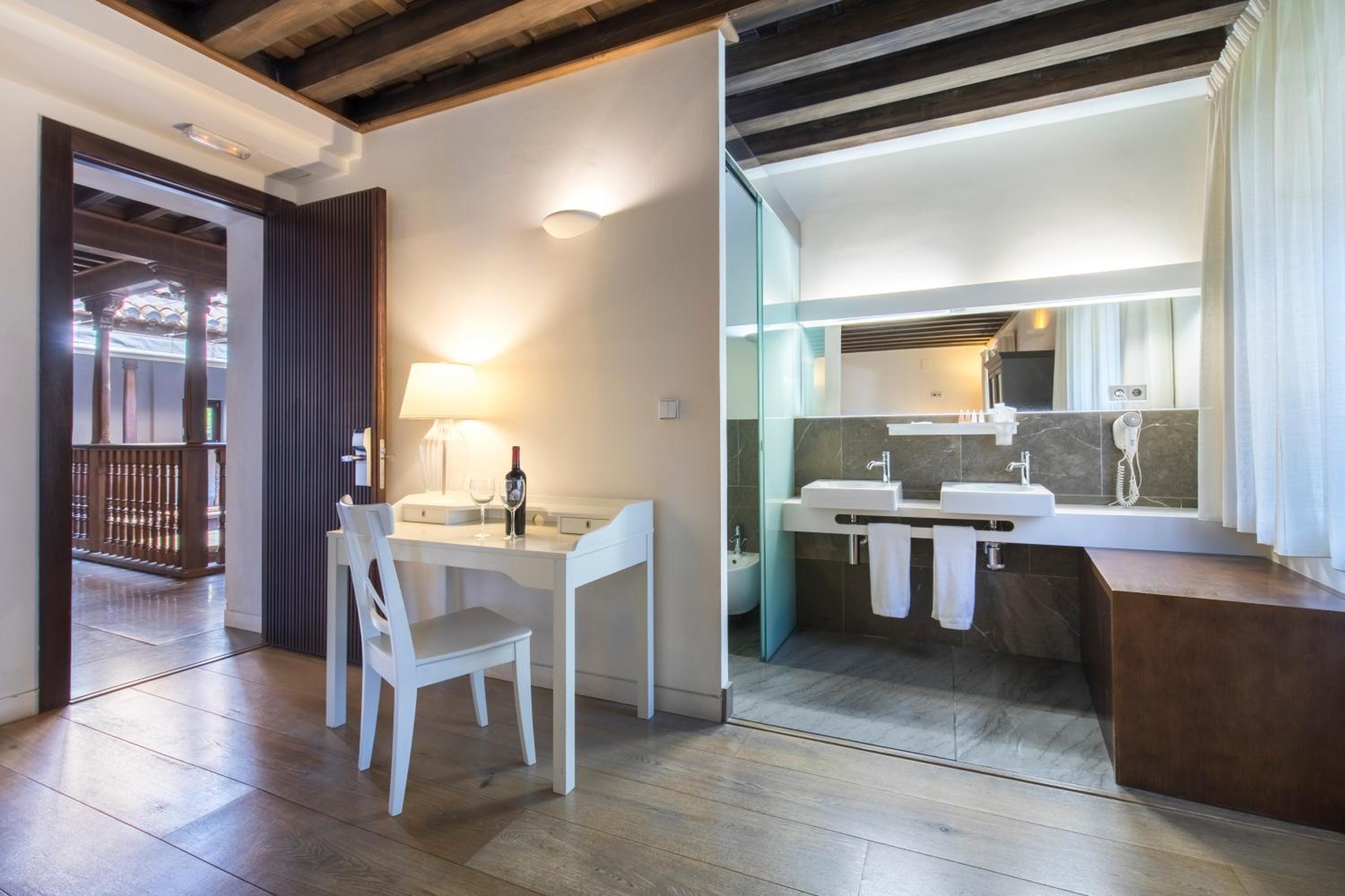 Superior Double or Twin Room with  with Alhambra View - Photo 5