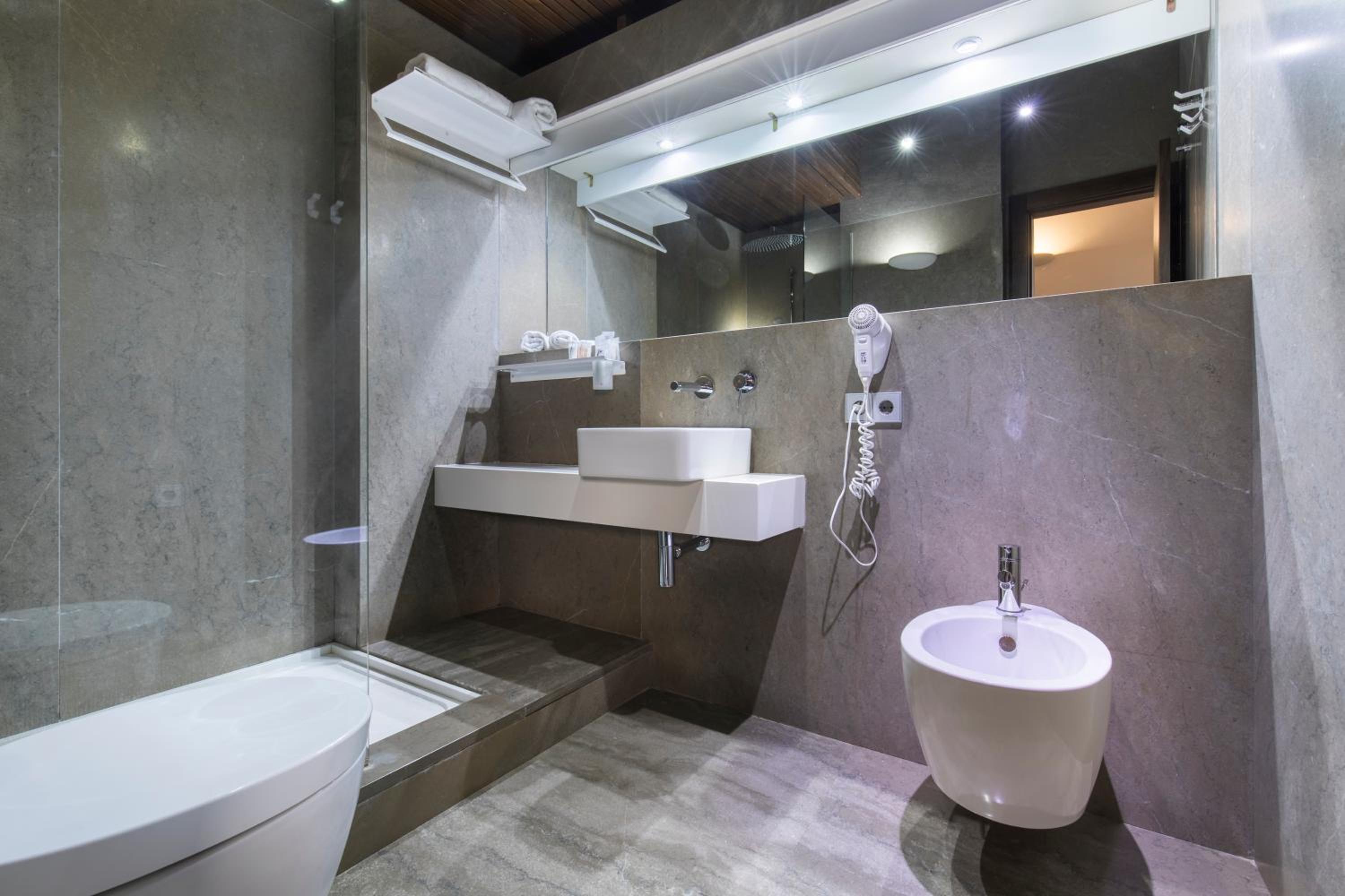 Superior Double or Twin Room with  with Alhambra View - Photo 3