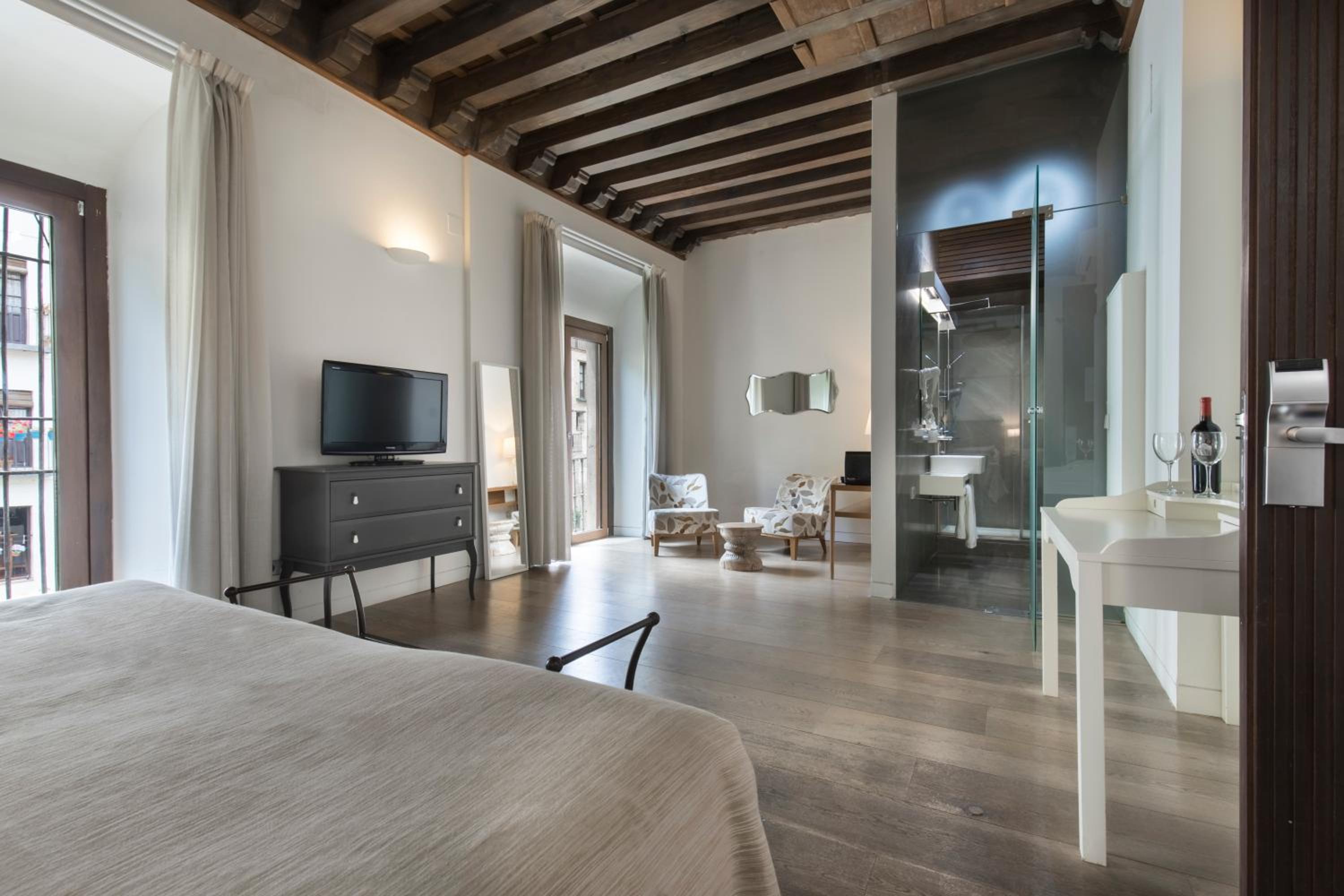Suite with Alhambra View - Photo 4