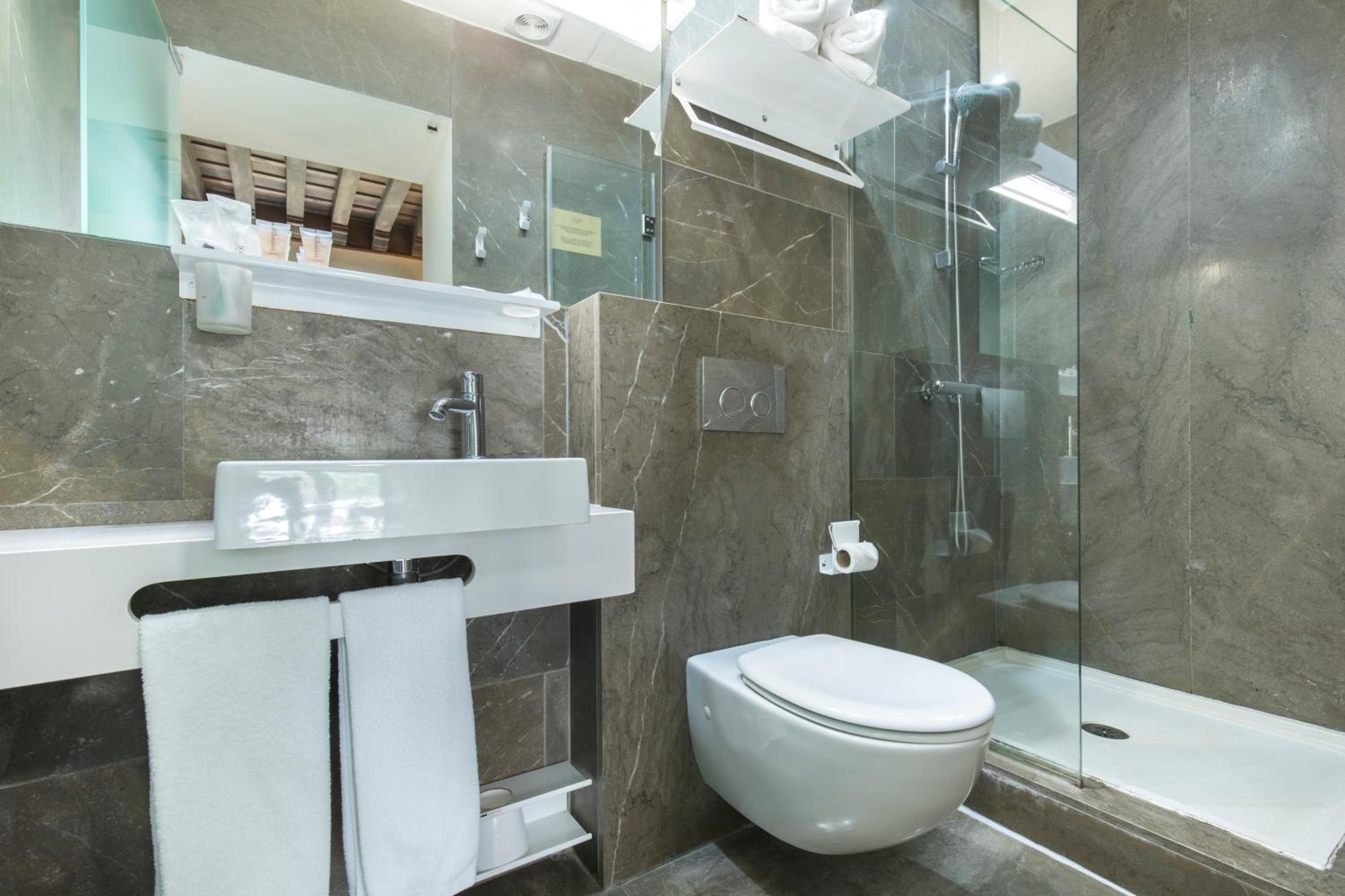 Superior Double or Twin Room with  with Alhambra View - Photo 6