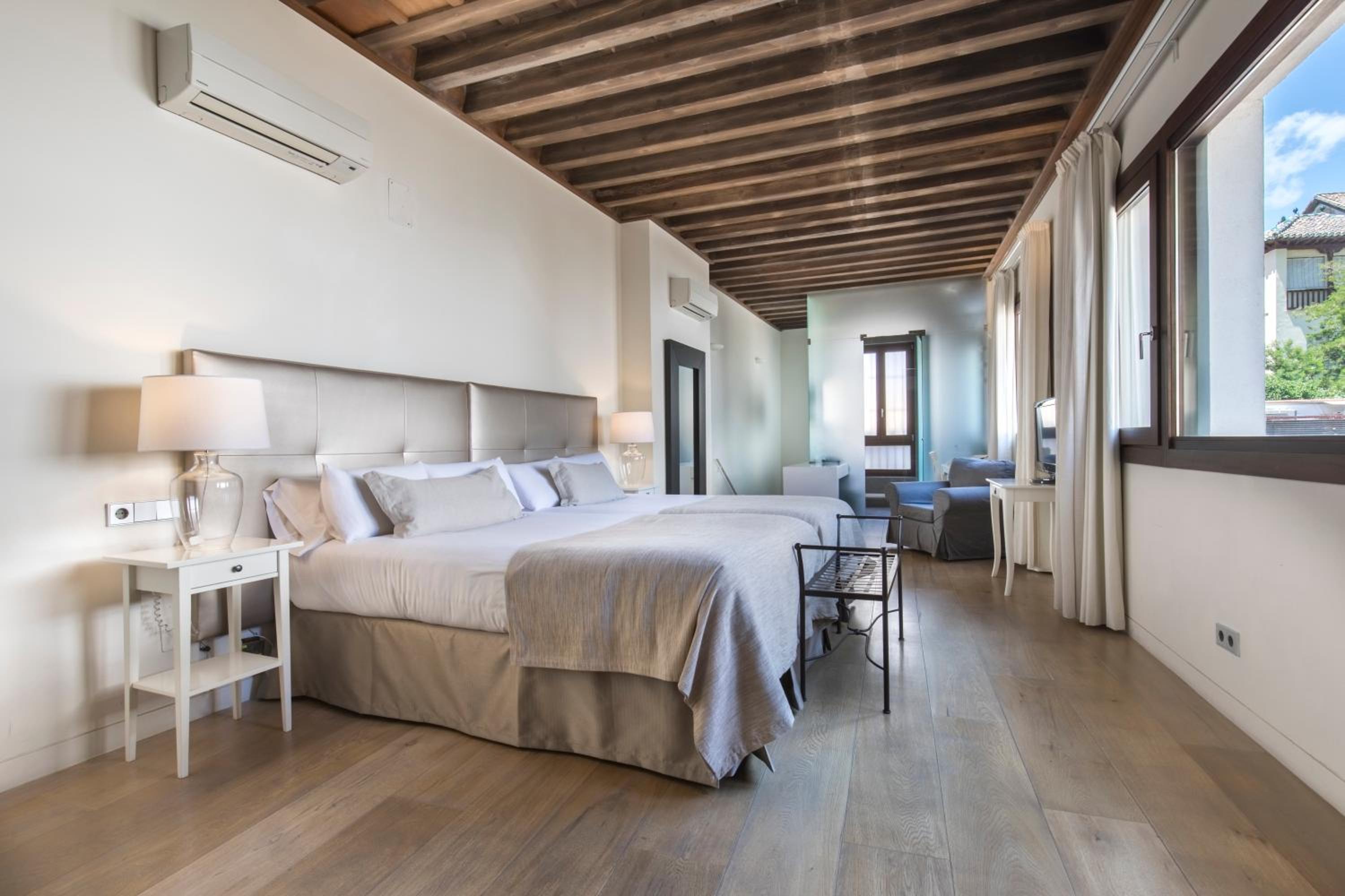 Suite with Alhambra View - Photo 23