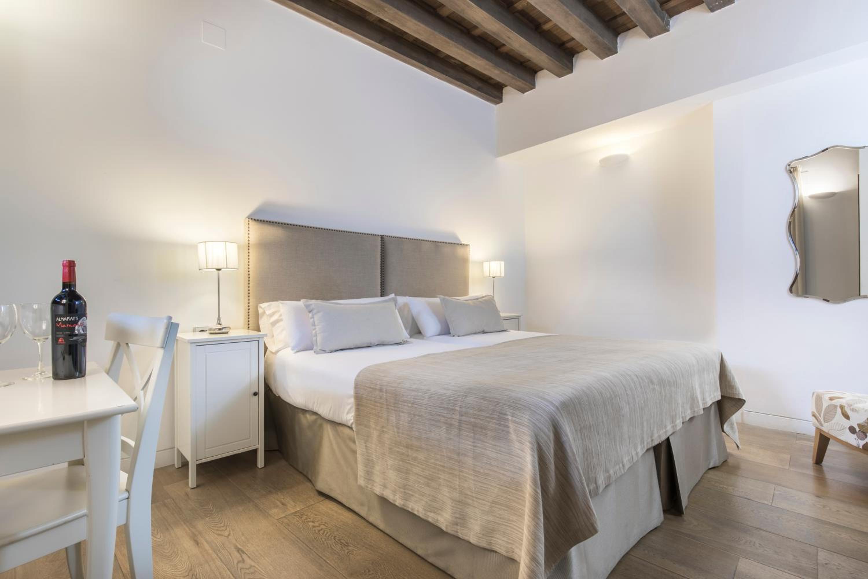 Double or Twin Room with interior patio view - Photo 15
