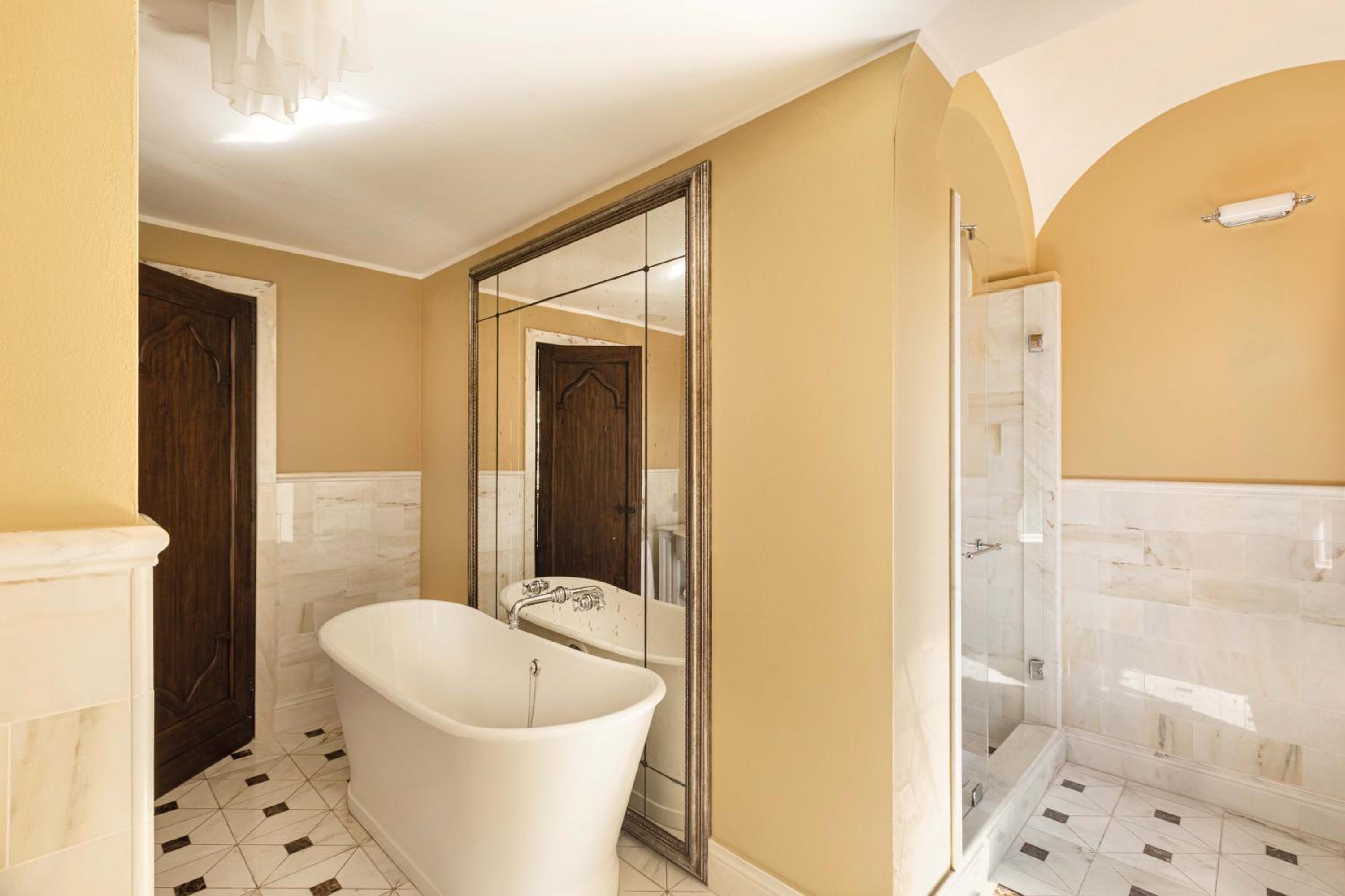 Deluxe Junior Suite thumbnail 6