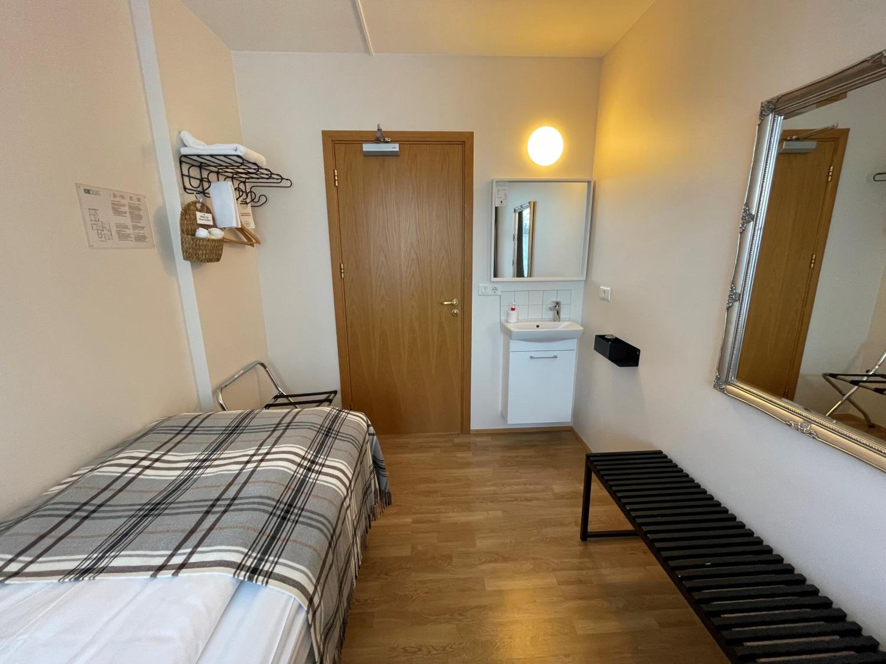 Basic Single Room with Shared Bathroom photo 3
