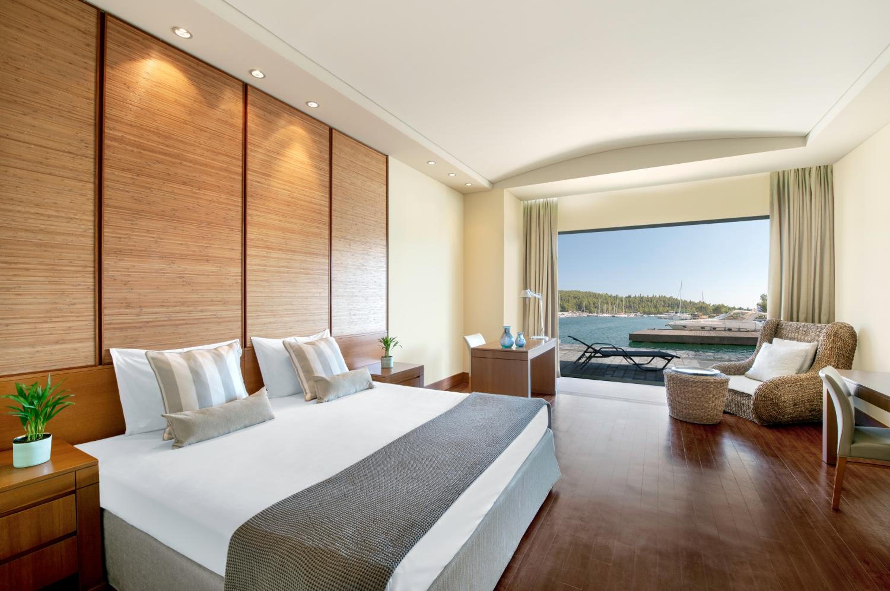 Captain's Suite Marina Front